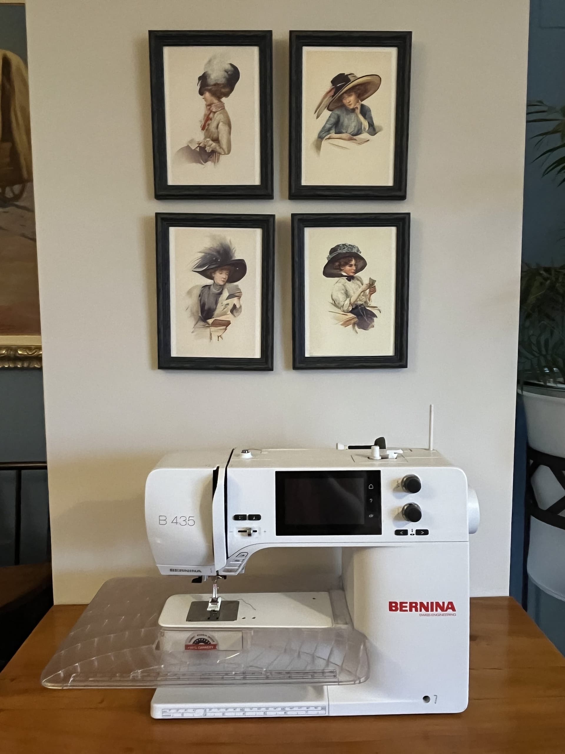Lucía Lacunza cosiendo en su atelier