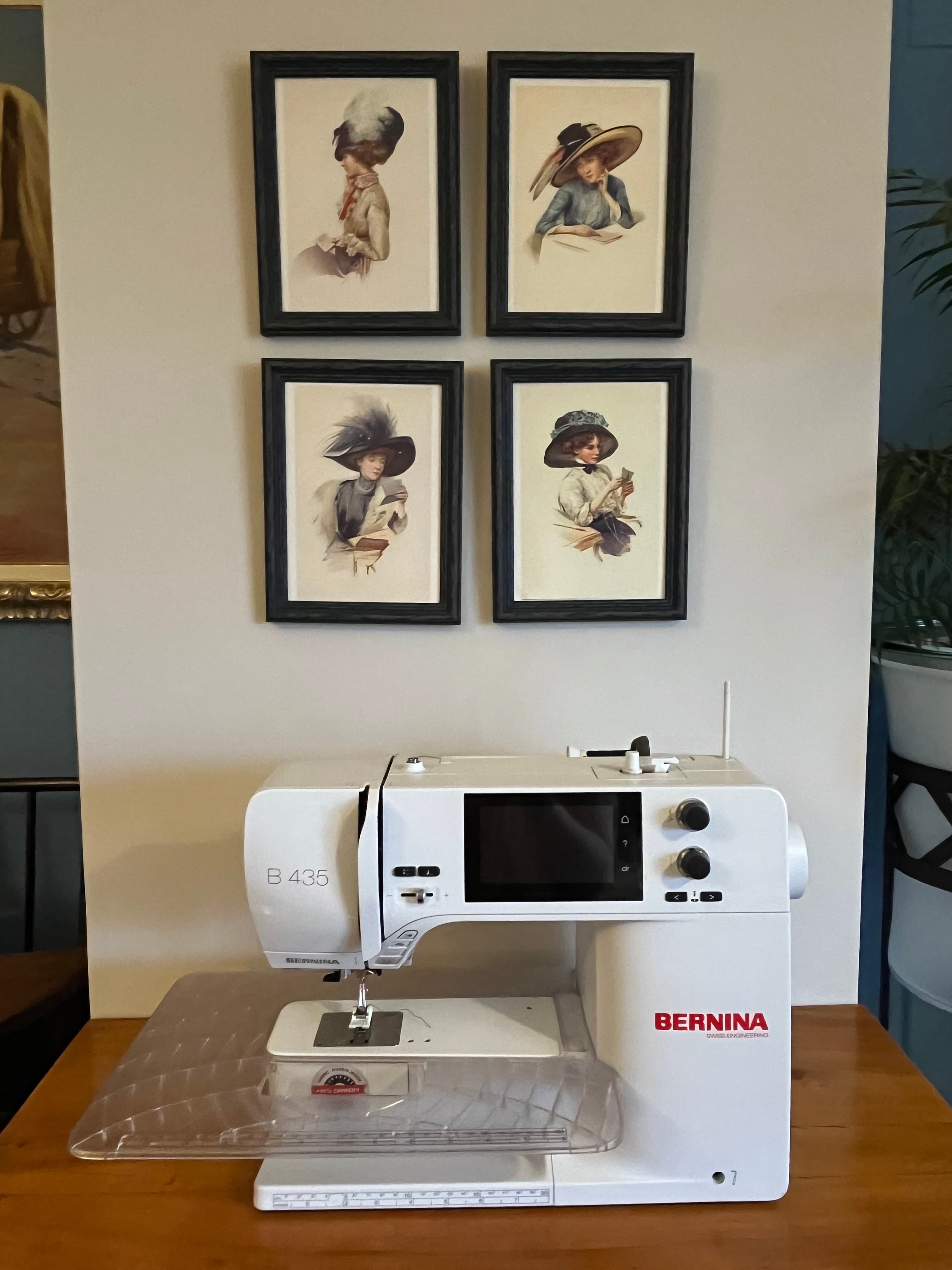Lucía Lacunza cosiendo en su atelier