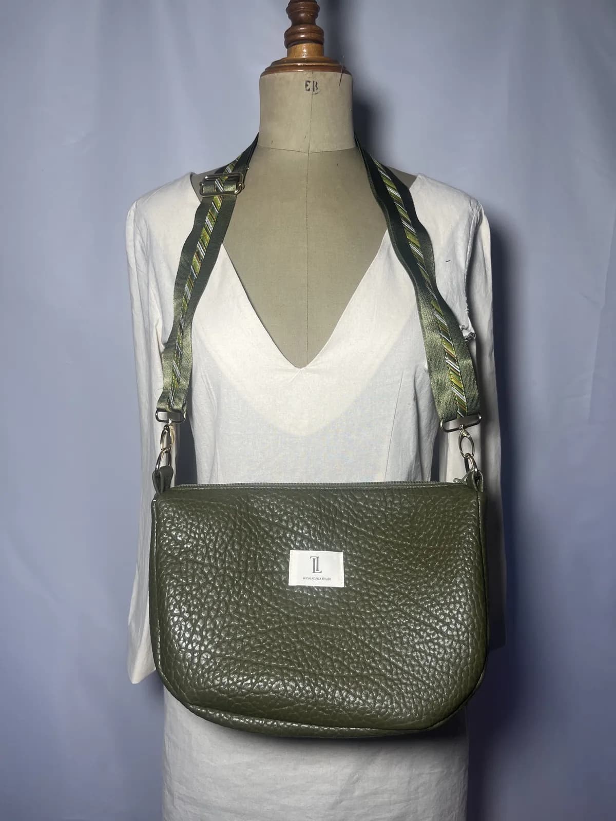 Gaia — bolso verde oliva y beige y marrón artesanal de Lucía Lacunza