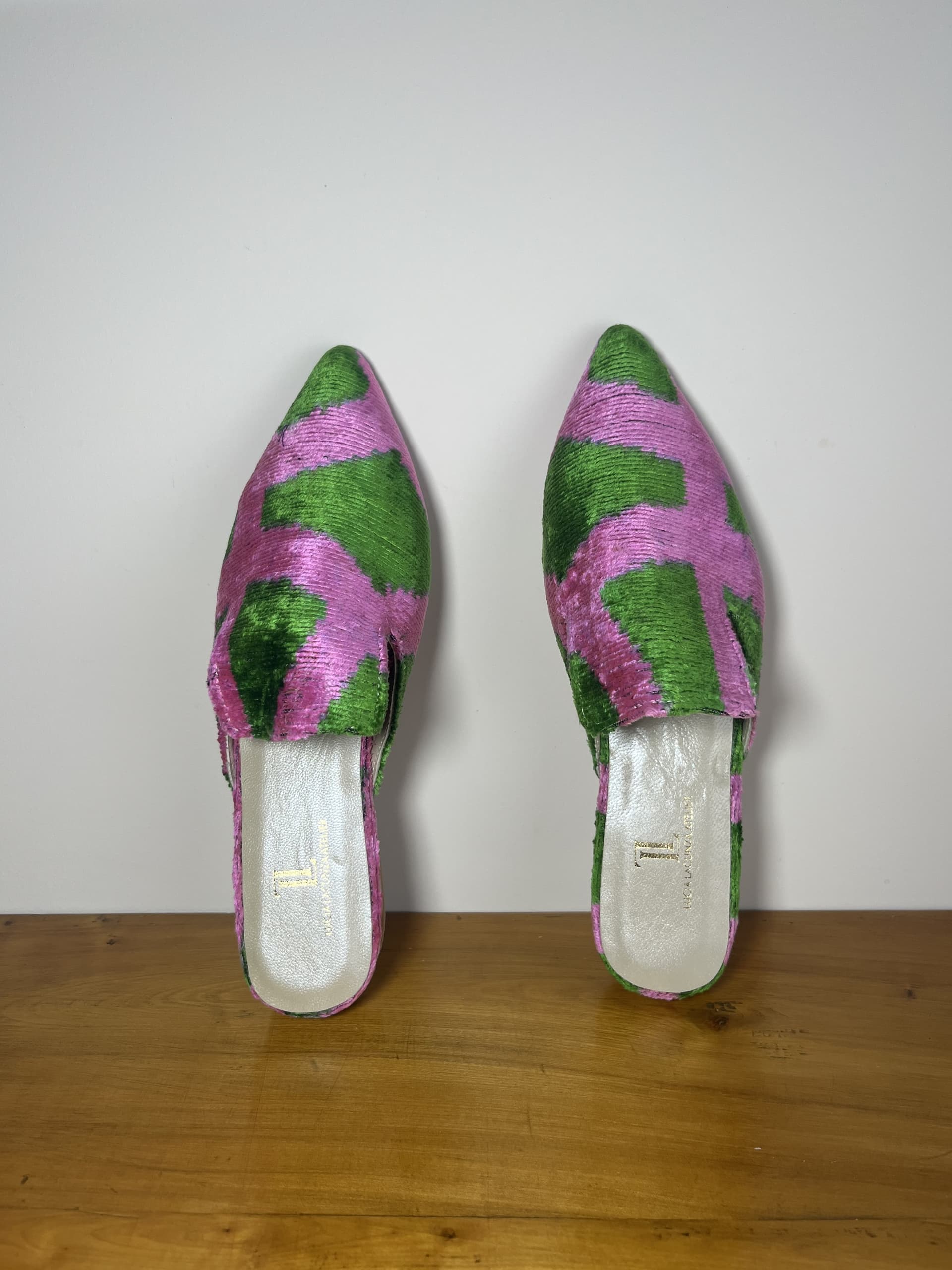 Velvet Bloom — mules verde y rosa artesanal de Lucía Lacunza