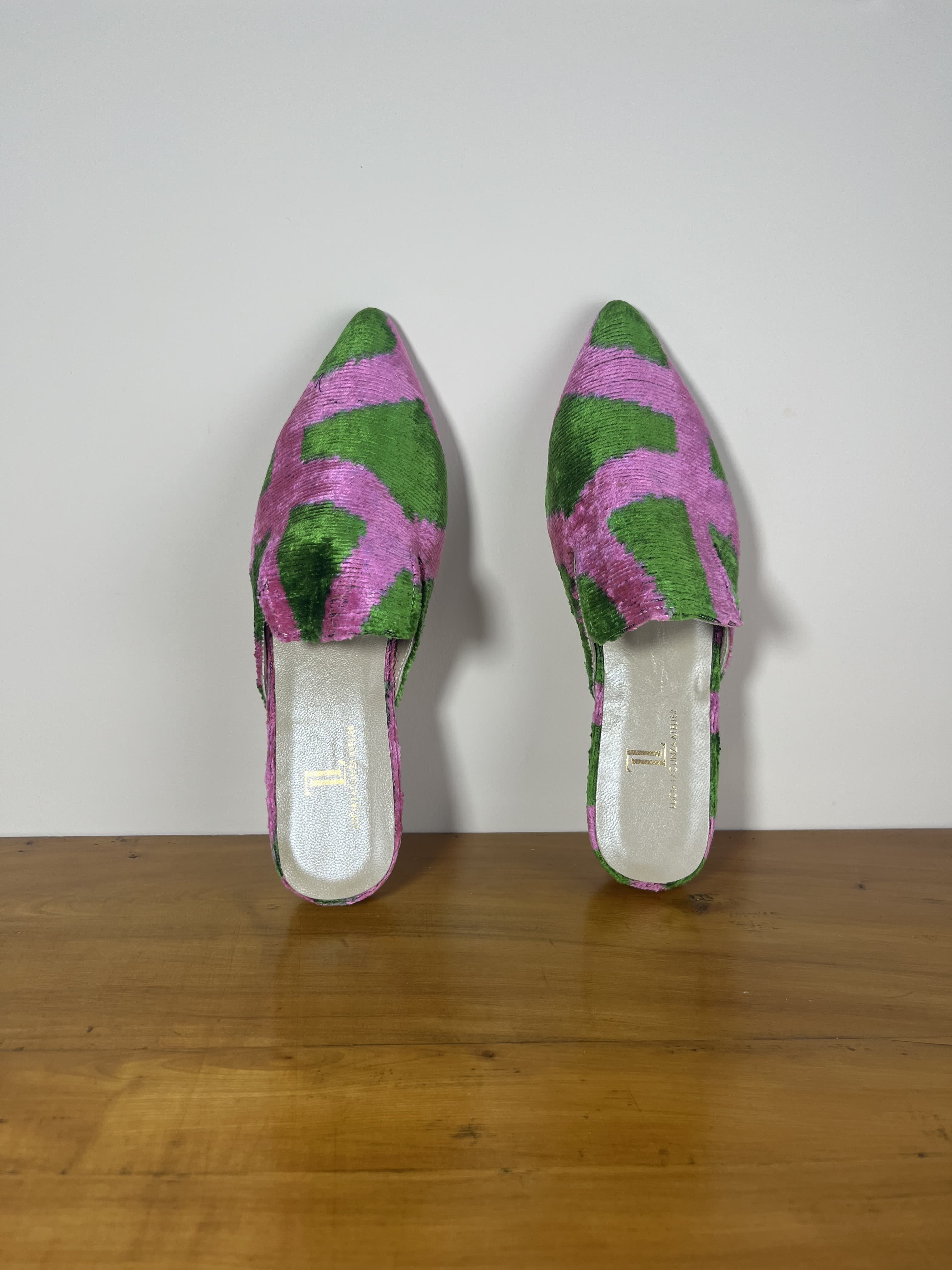 Velvet Bloom — mules verde y rosa artesanal de Lucía Lacunza · vista 2