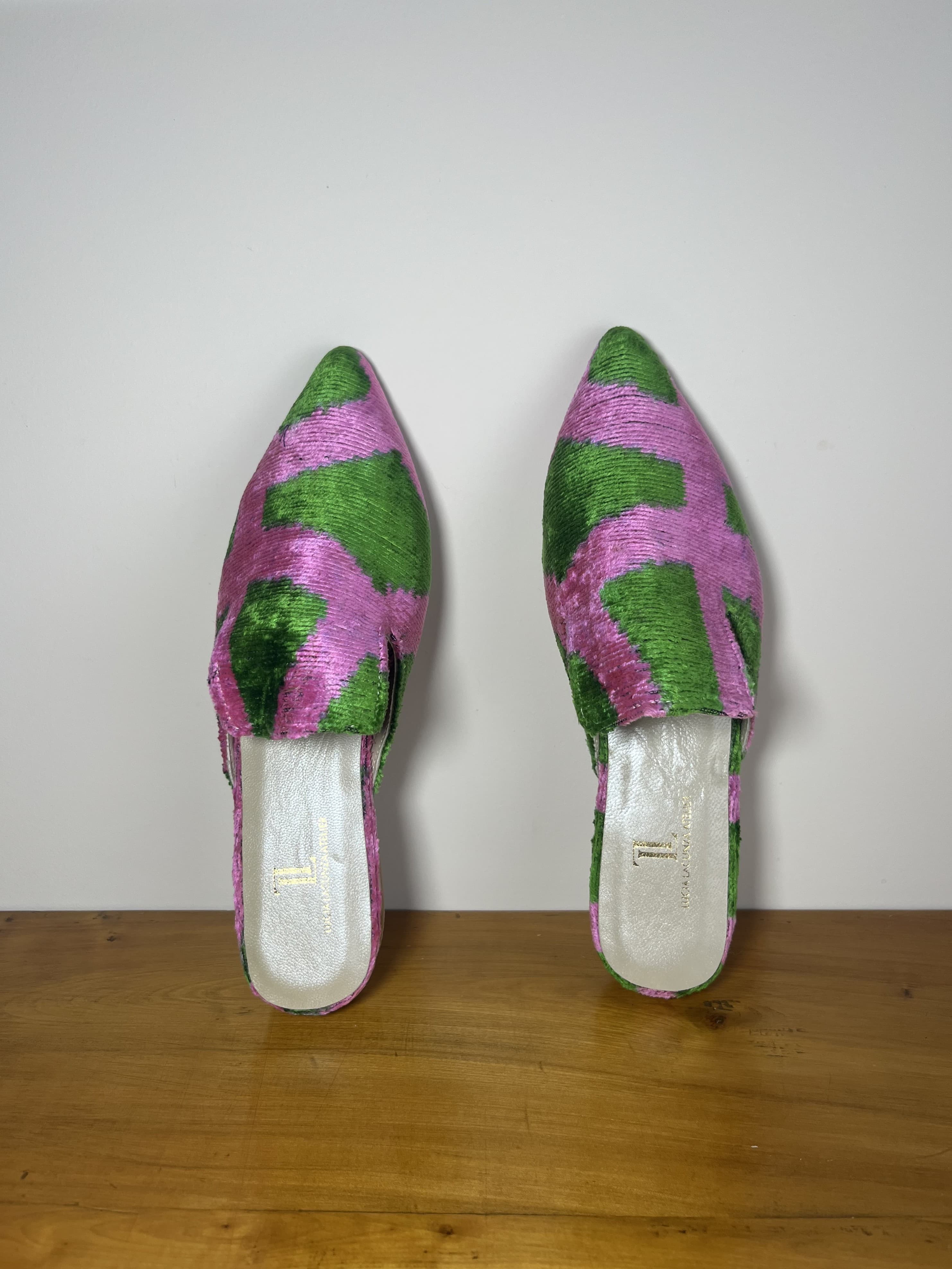 Velvet Bloom — mules verde y rosa artesanal de Lucía Lacunza · vista 4
