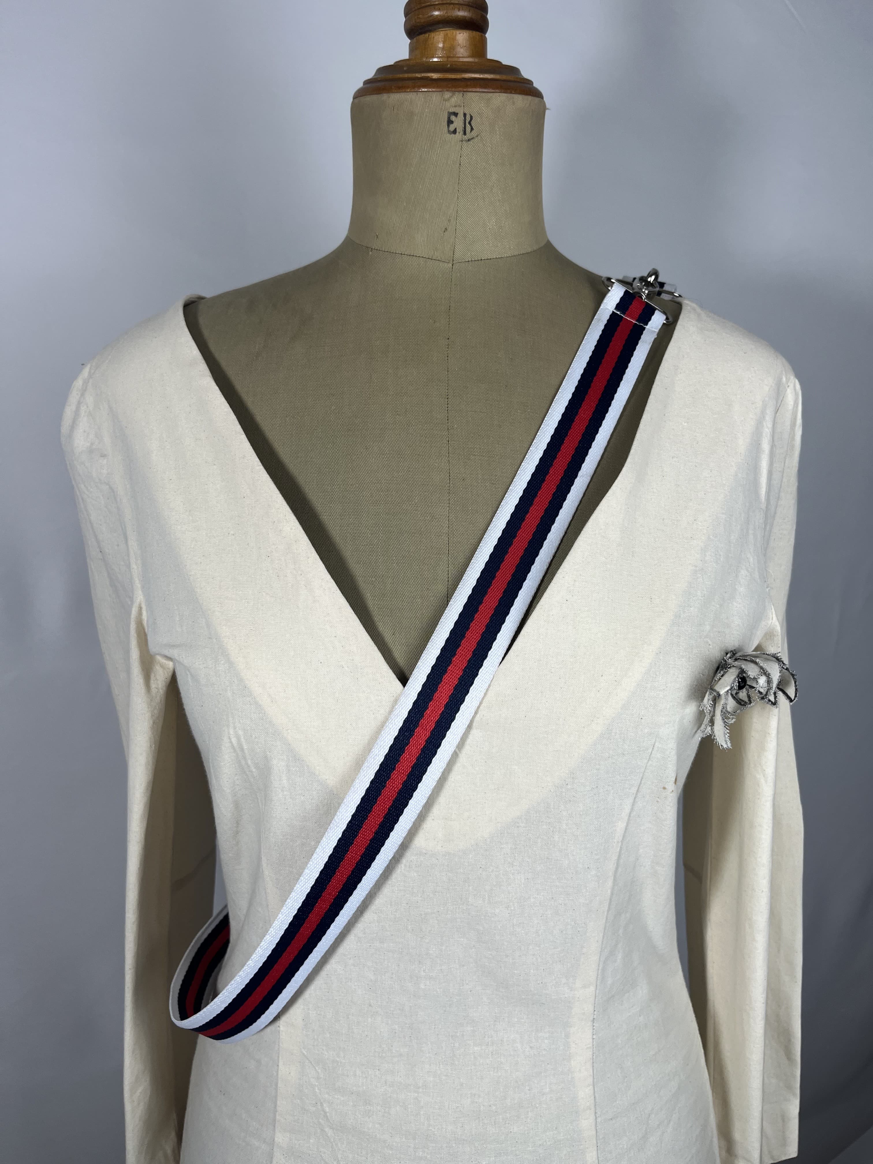 marinero — accesorio azul marino y rojo y blanco artesanal de Lucía Lacunza