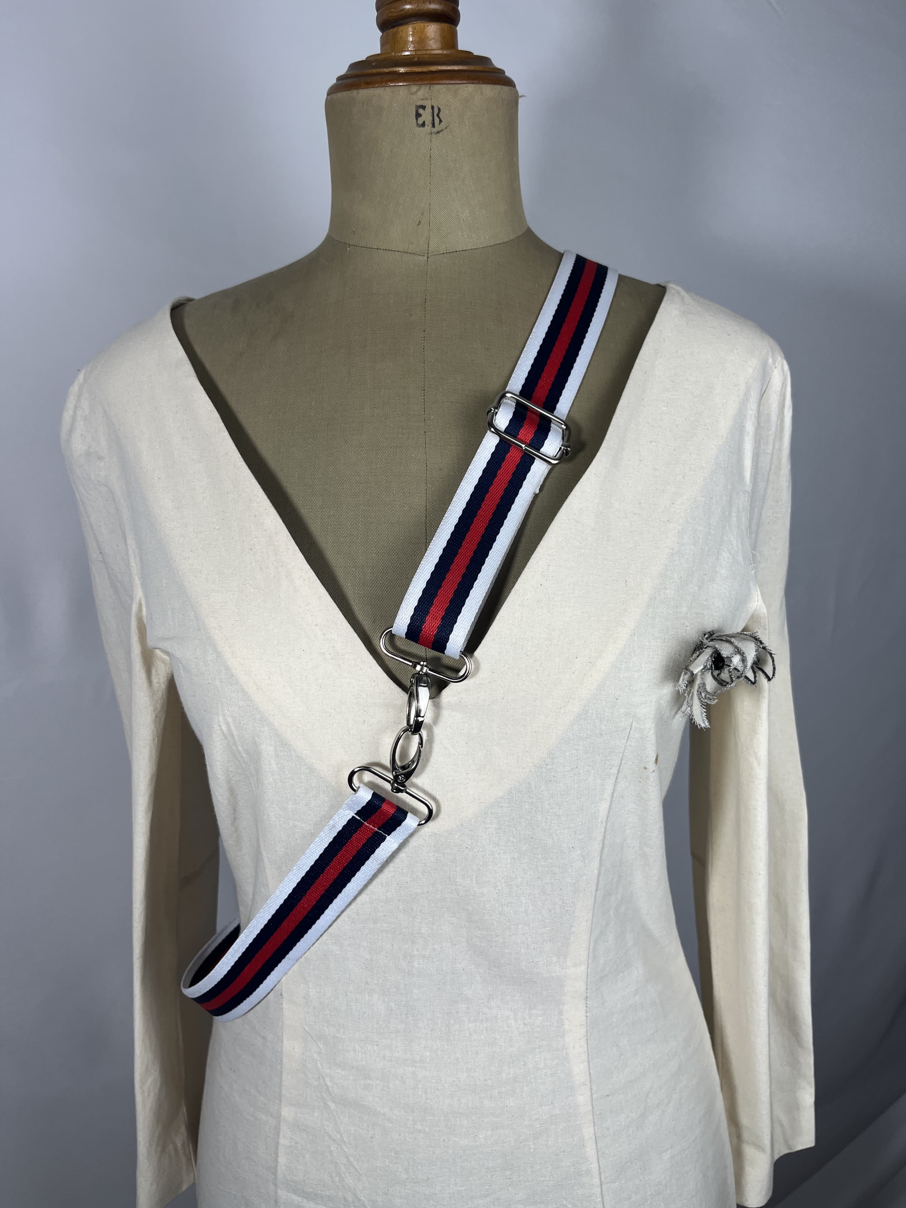 marinero — accesorio azul marino y rojo y blanco artesanal de Lucía Lacunza · vista 2
