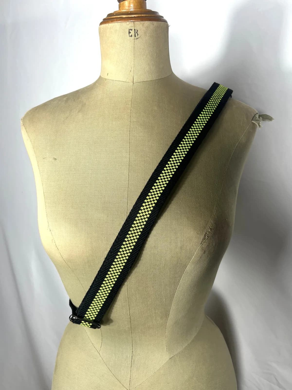 Neblina — accesorio negro y fluorescente artesanal de Lucía Lacunza
