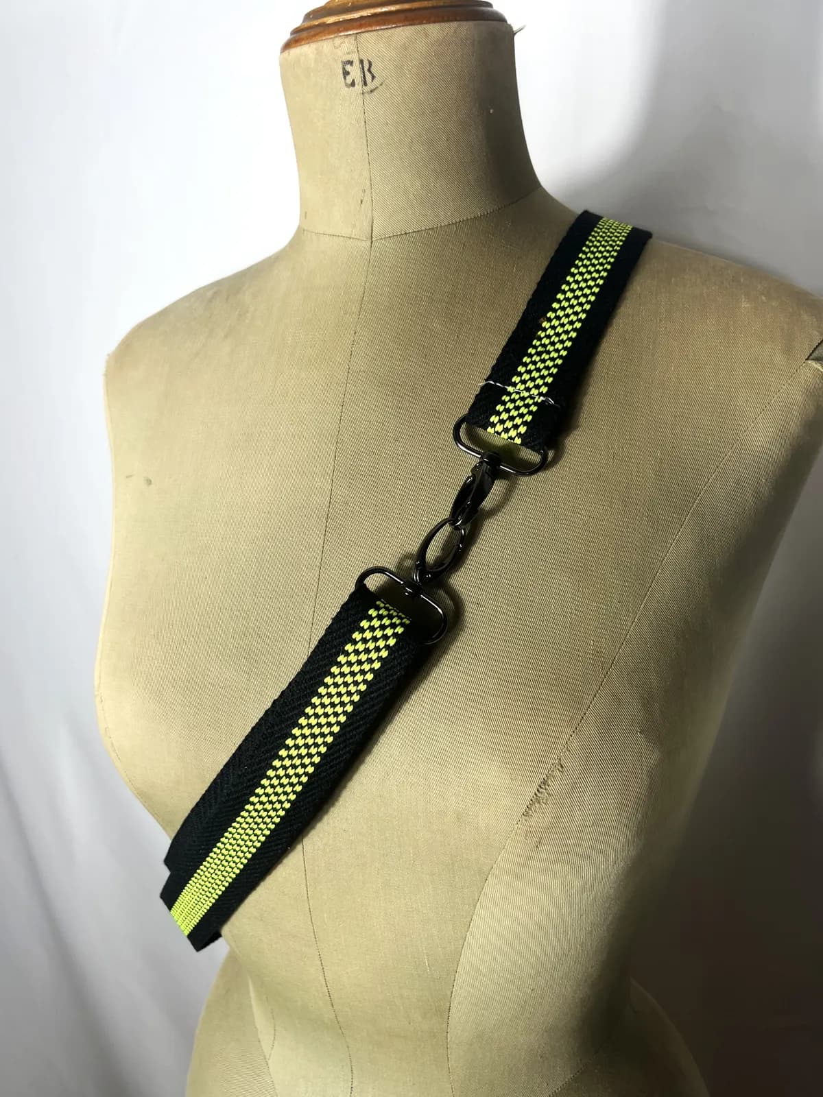 Neblina — accesorio negro y fluorescente artesanal de Lucía Lacunza · vista 2
