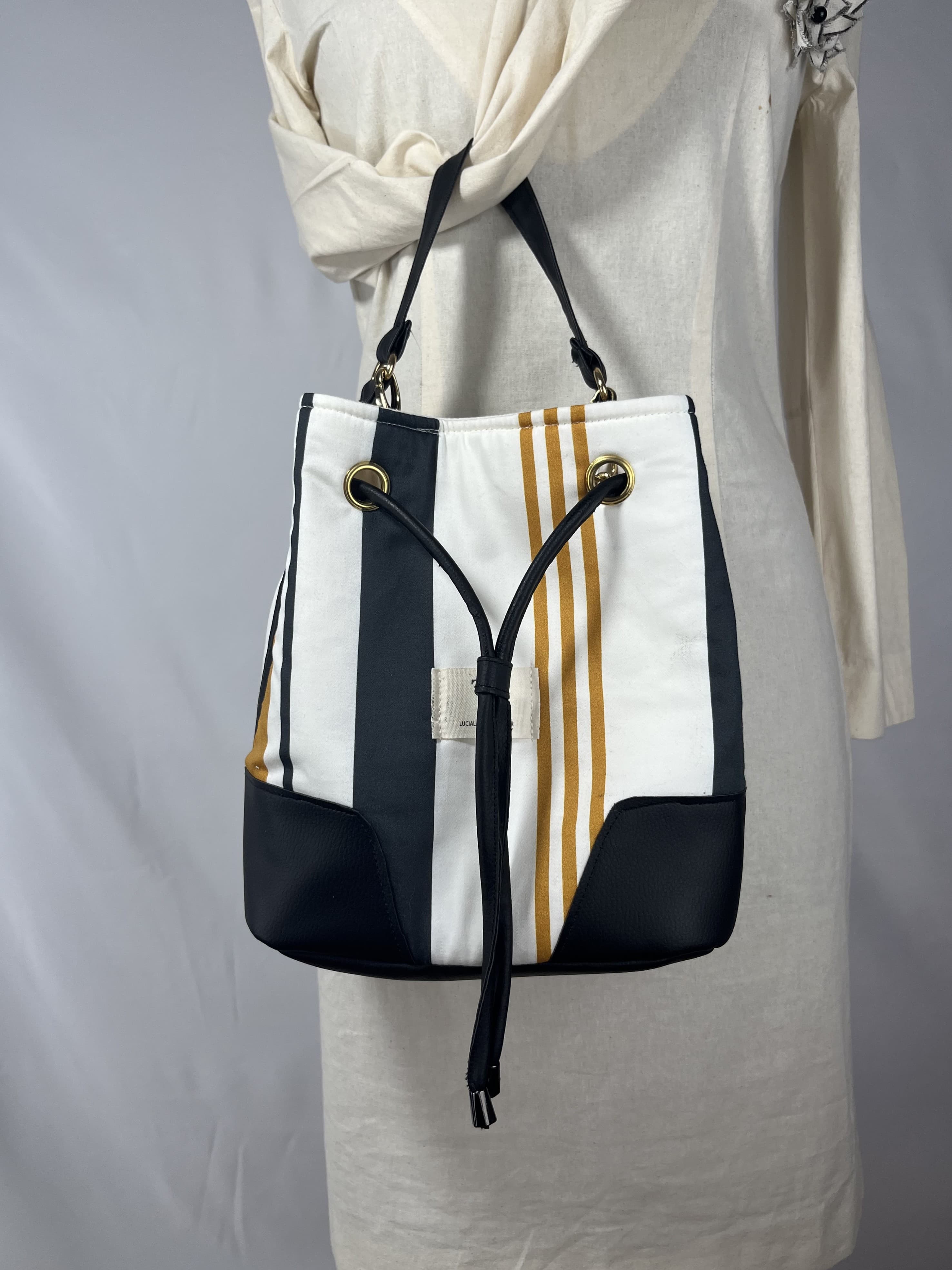 Madison — bolso negro y mostaza y blanco artesanal de Lucía Lacunza
