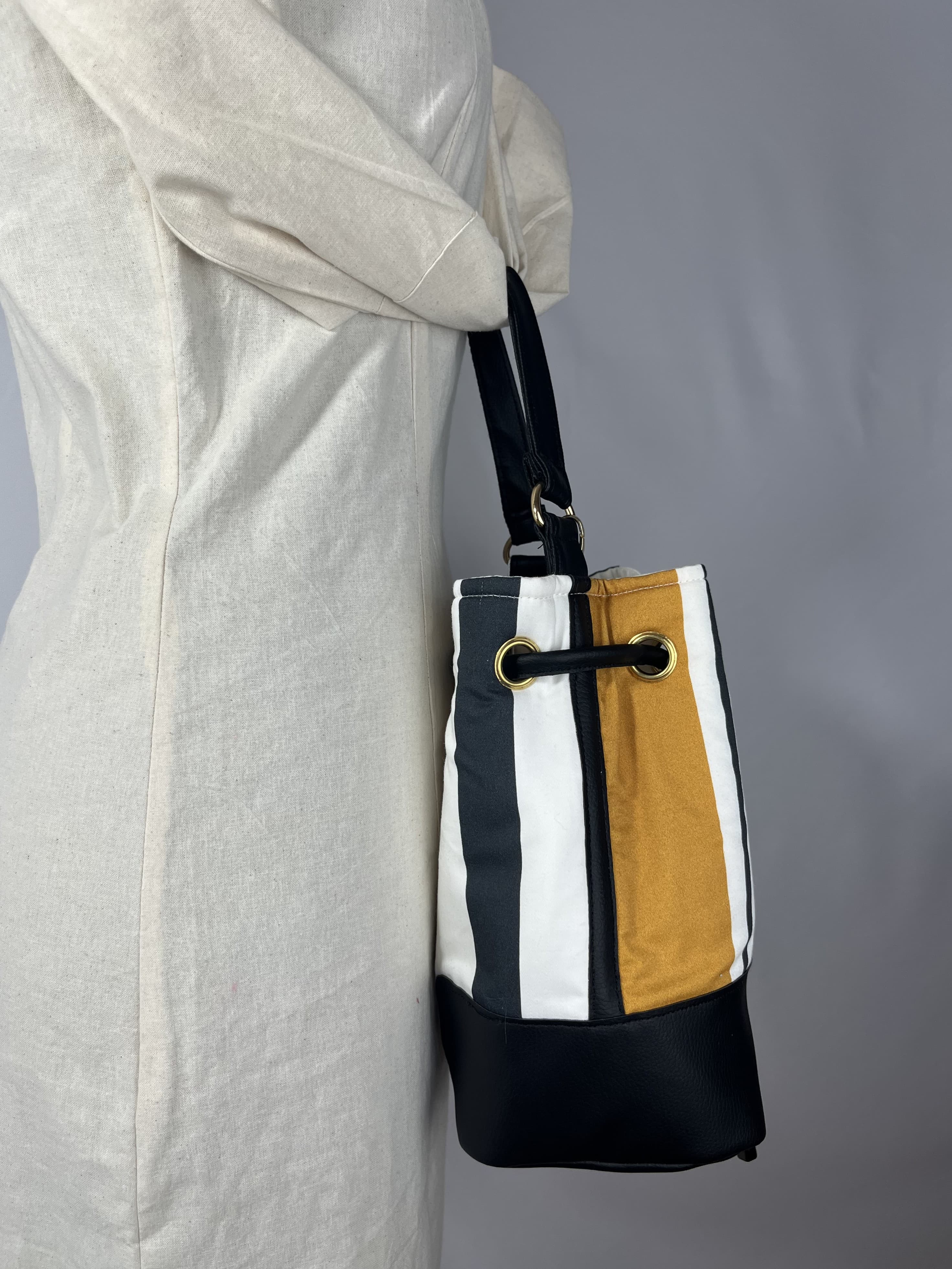 Madison — bolso negro y mostaza y blanco artesanal de Lucía Lacunza · vista 2
