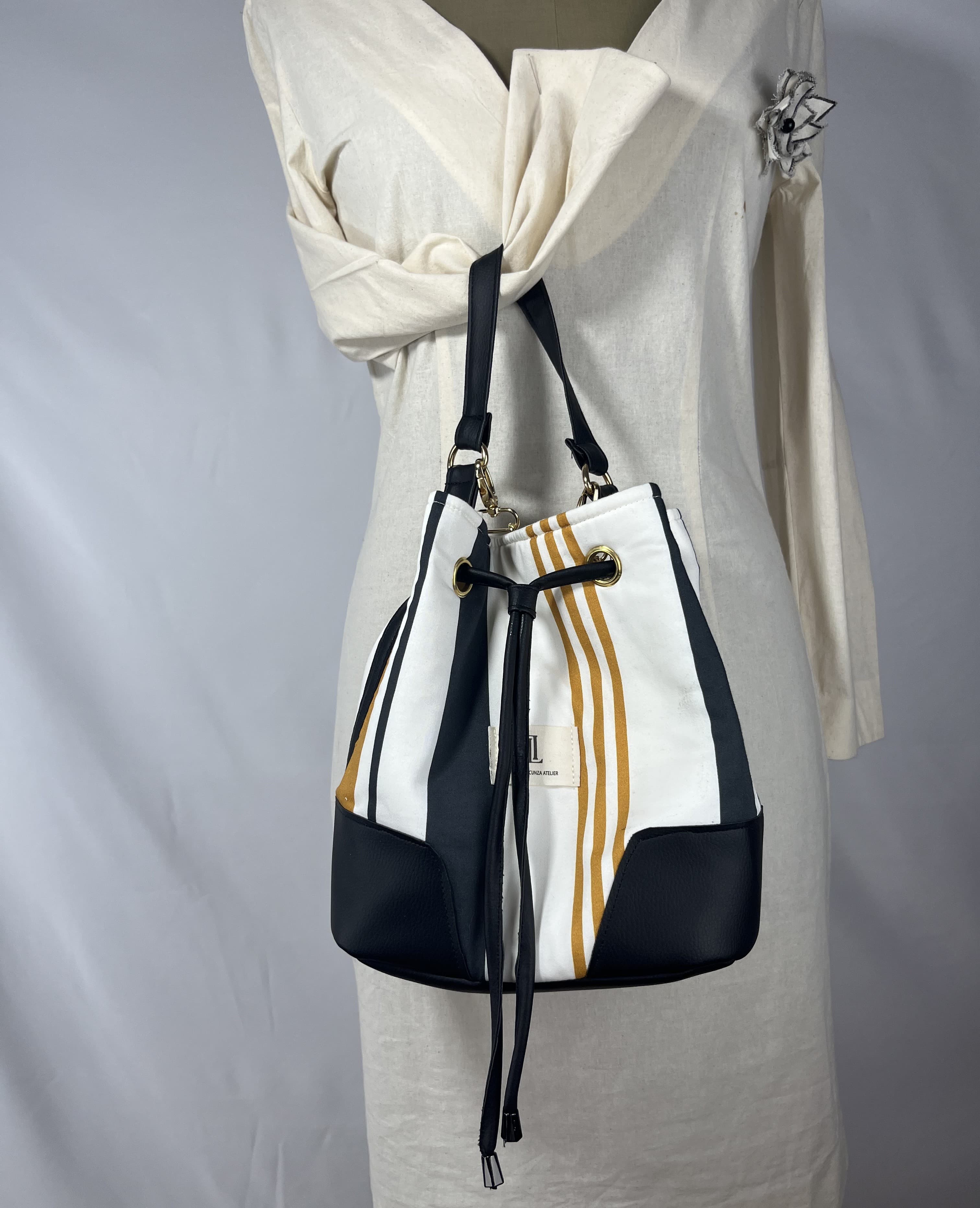 Madison — bolso negro y mostaza y blanco artesanal de Lucía Lacunza · vista 5