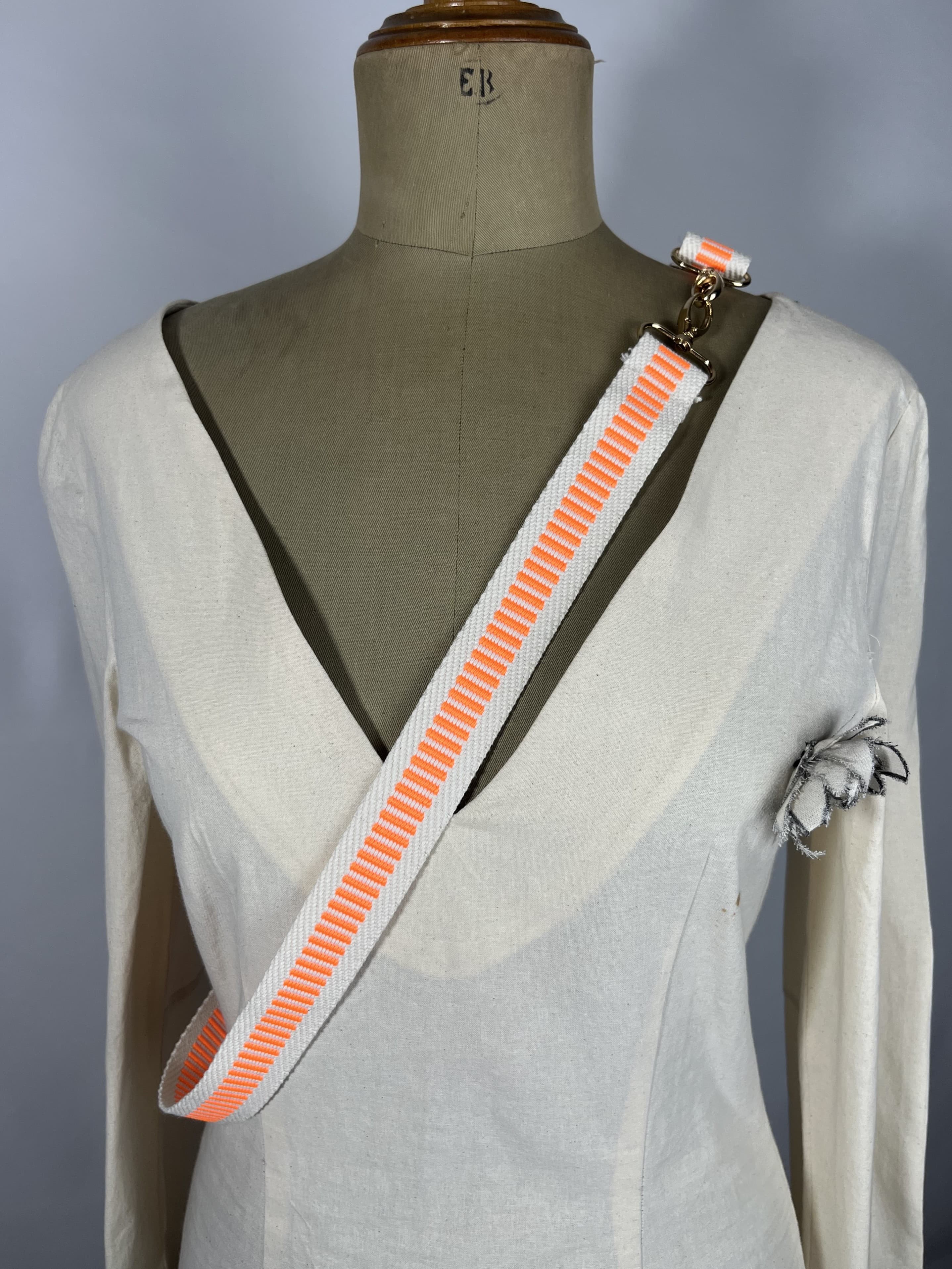 Aurora — accesorio blanco y naranja fosforito artesanal de Lucía Lacunza