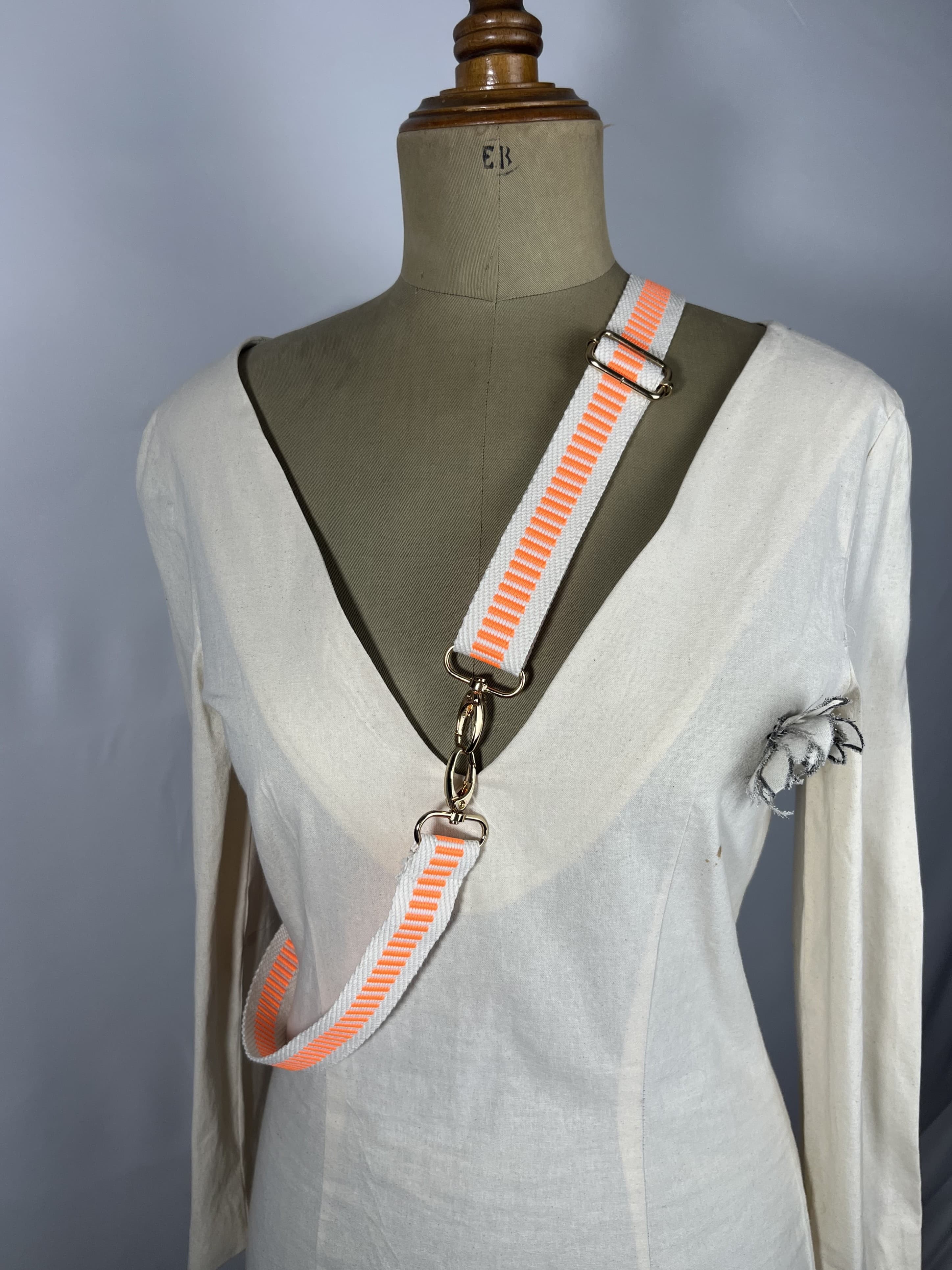 Aurora — accesorio blanco y naranja fosforito artesanal de Lucía Lacunza · vista 2