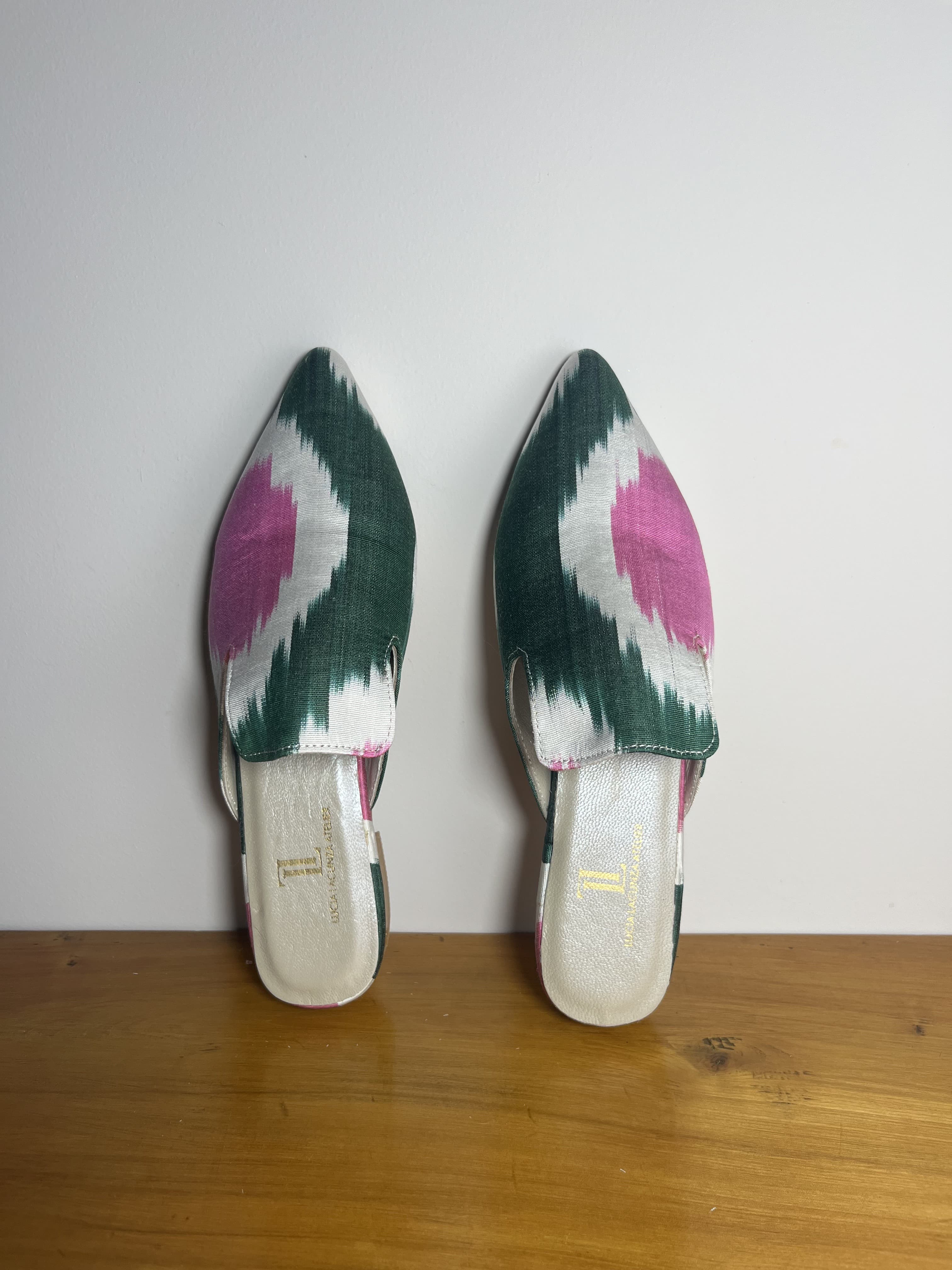 Vivienne — mules verde y rosa y blanco artesanal de Lucía Lacunza