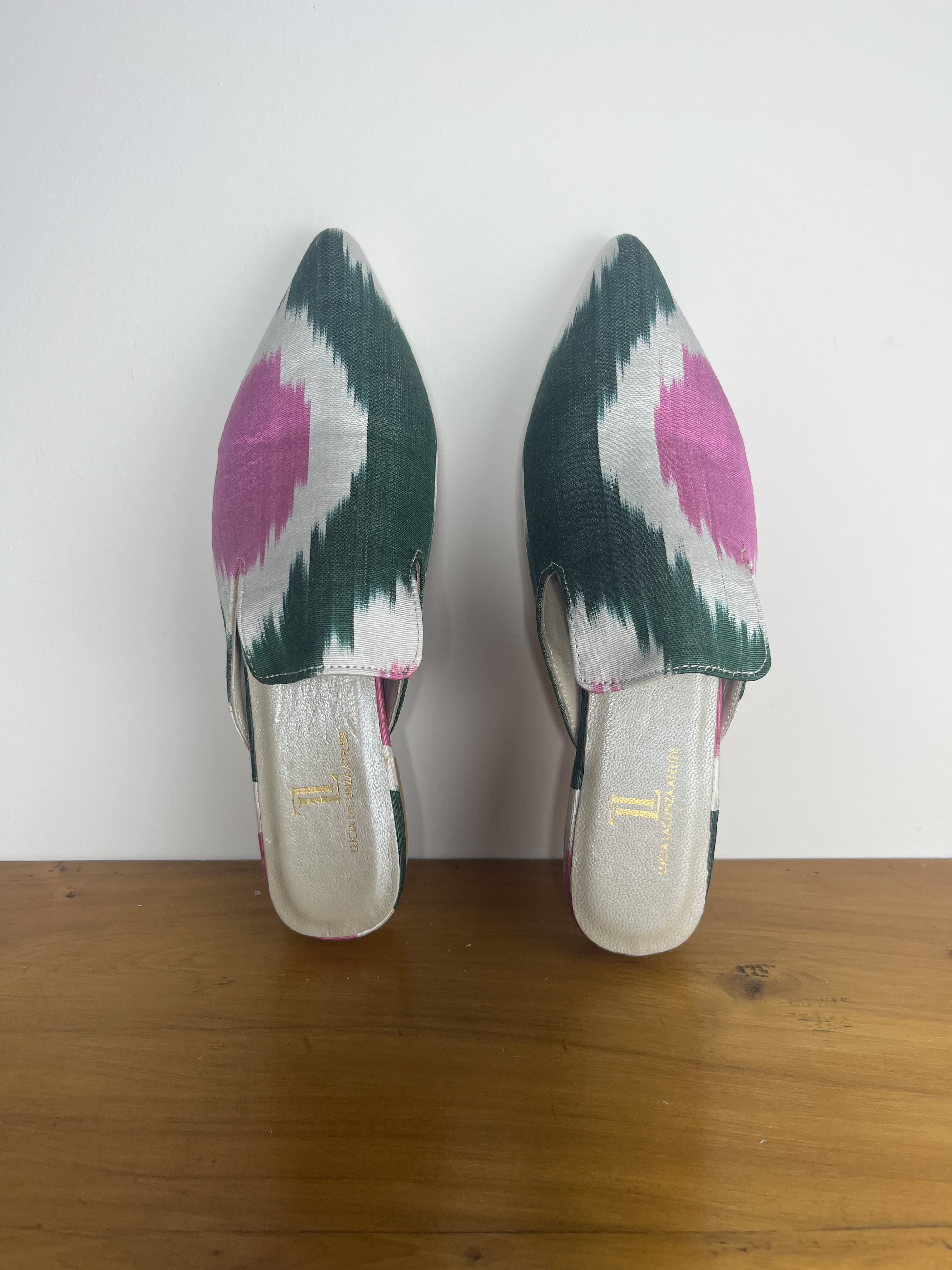 Vivienne — mules verde y rosa y blanco artesanal de Lucía Lacunza · vista 2