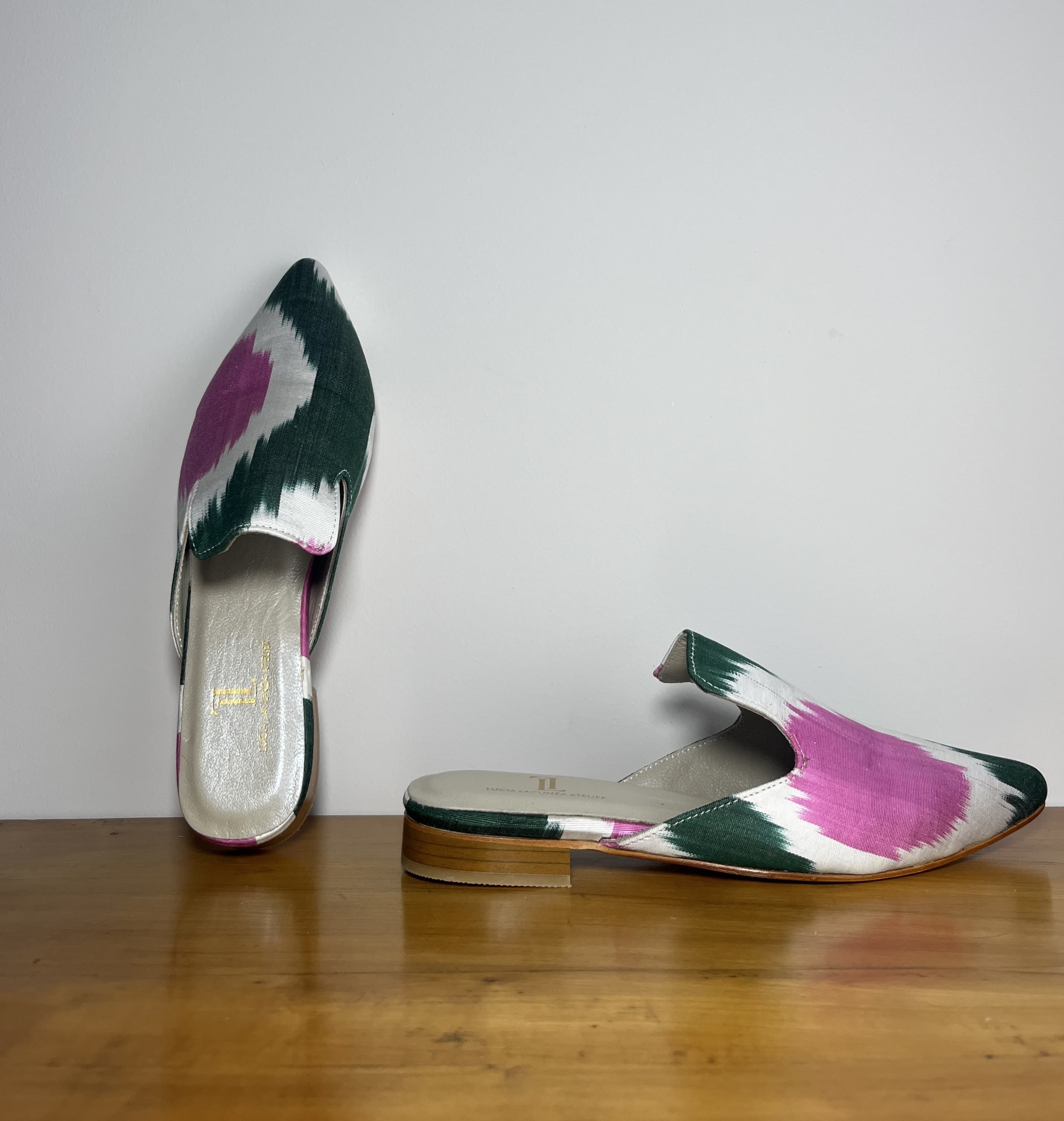 Vivienne — mules verde y rosa y blanco artesanal de Lucía Lacunza · vista 3