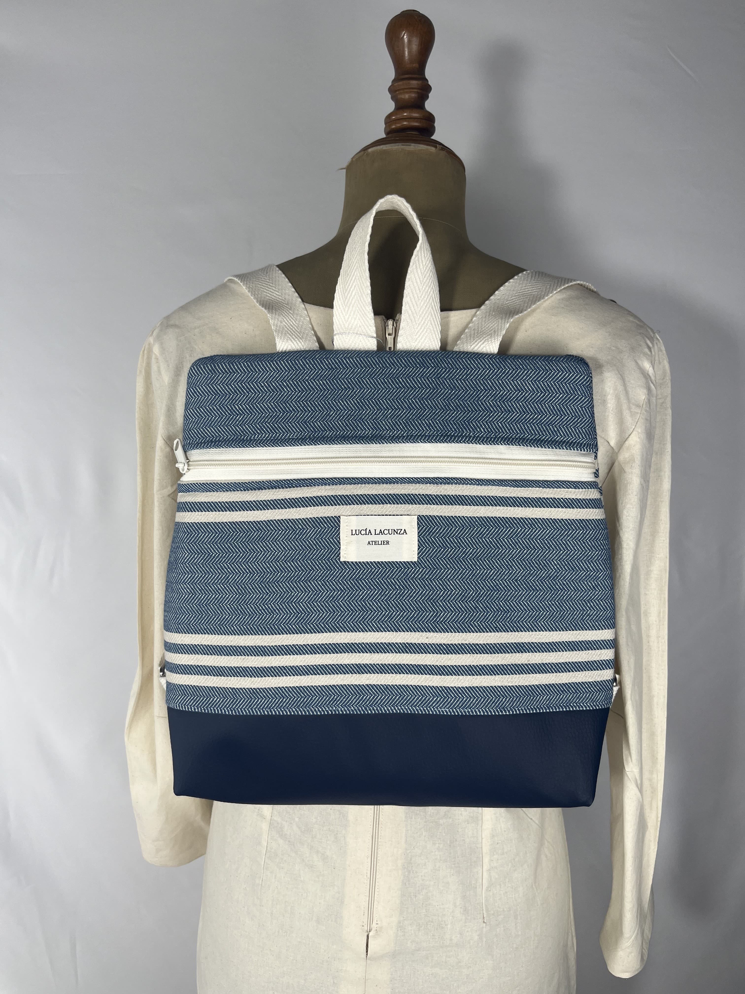 Orilla — mochila azul y beige artesanal de Lucía Lacunza