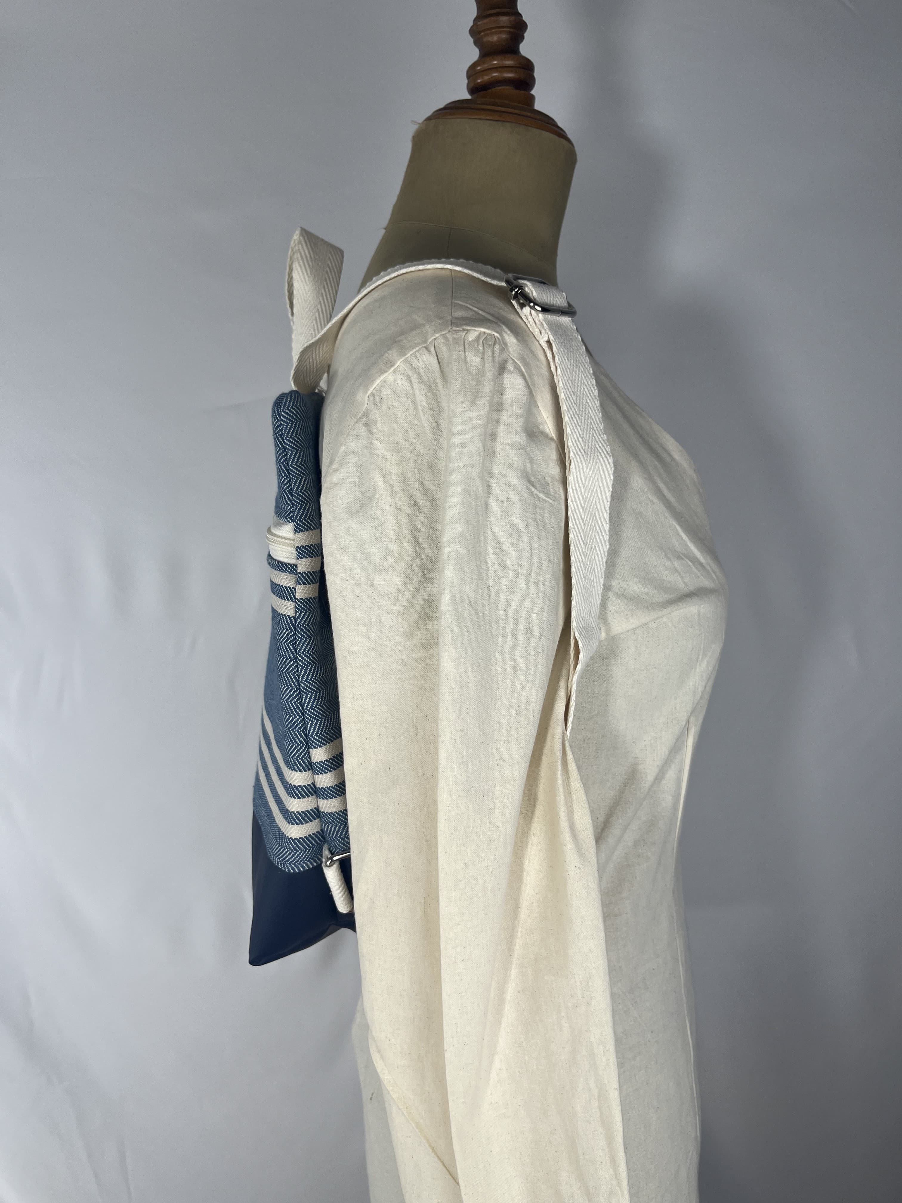 Orilla — mochila azul y beige artesanal de Lucía Lacunza · vista 2
