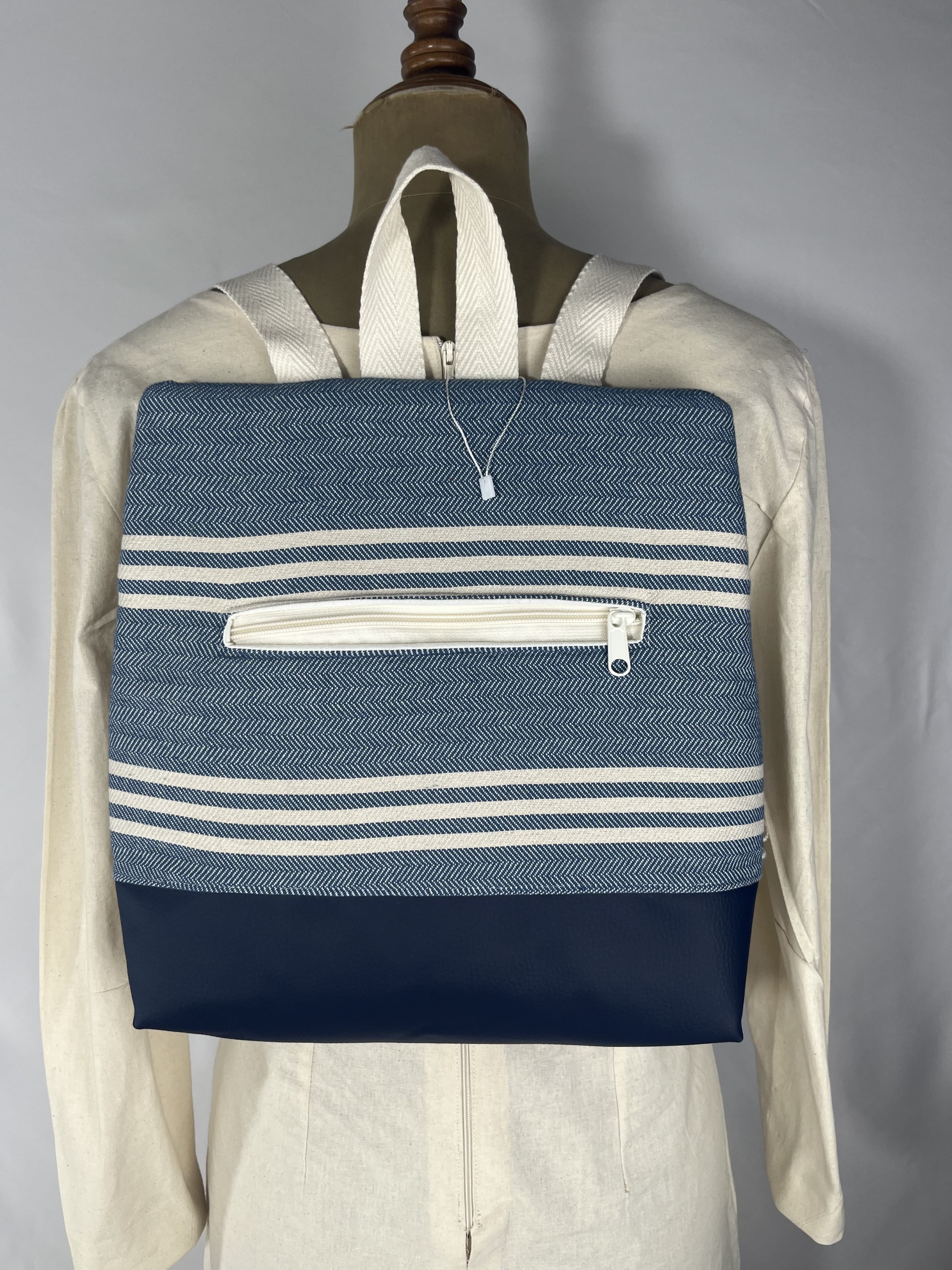 Orilla — mochila azul y beige artesanal de Lucía Lacunza · vista 3