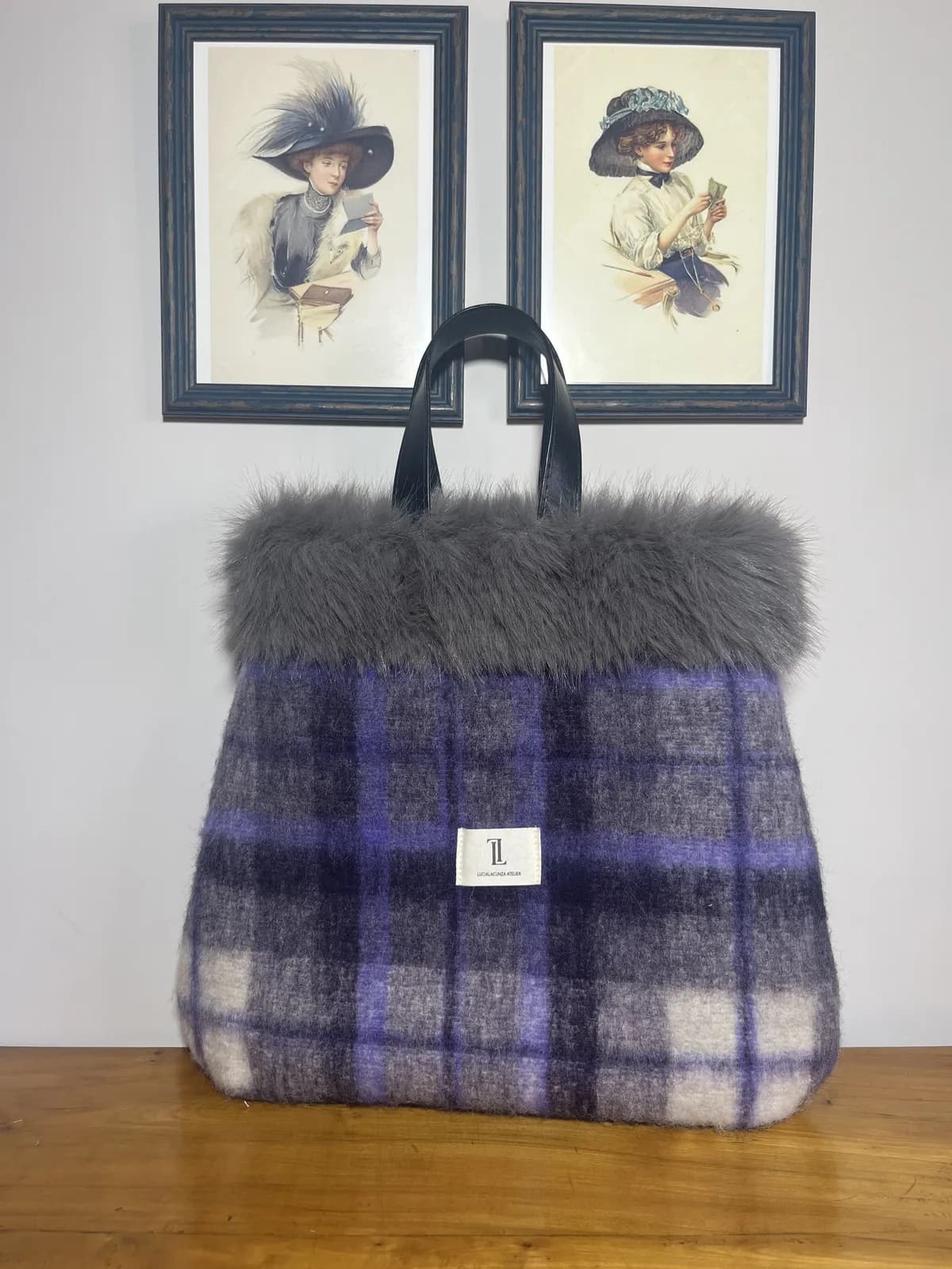 Belle Femme — bolso morado y blanco y gris y negro artesanal de Lucía Lacunza