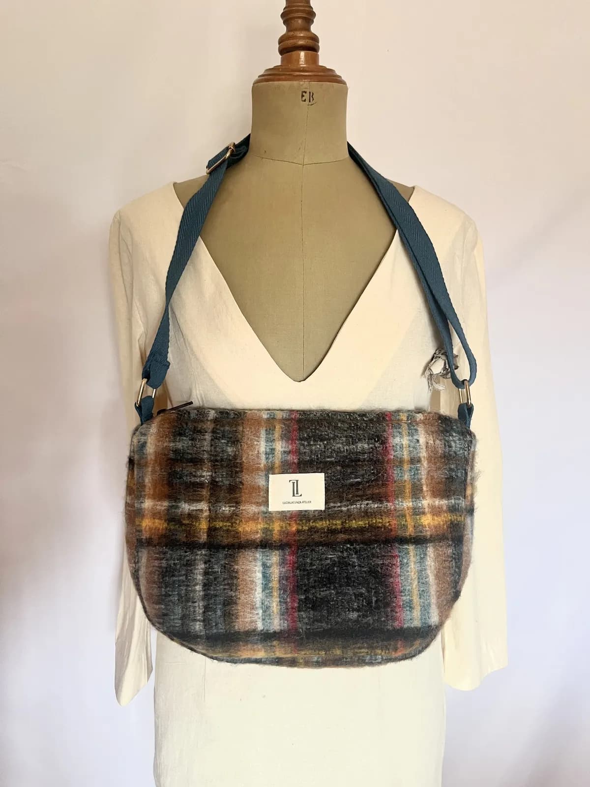 Aran — bolso negro y azul y rojo y gris y amarillo artesanal de Lucía Lacunza
