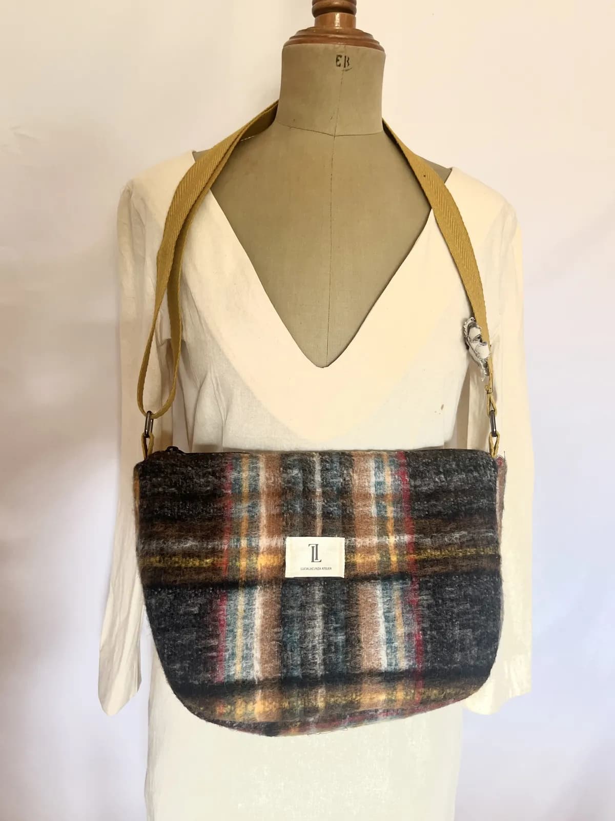 Aran — bolso negro y azul y rojo y gris y amarillo artesanal de Lucía Lacunza