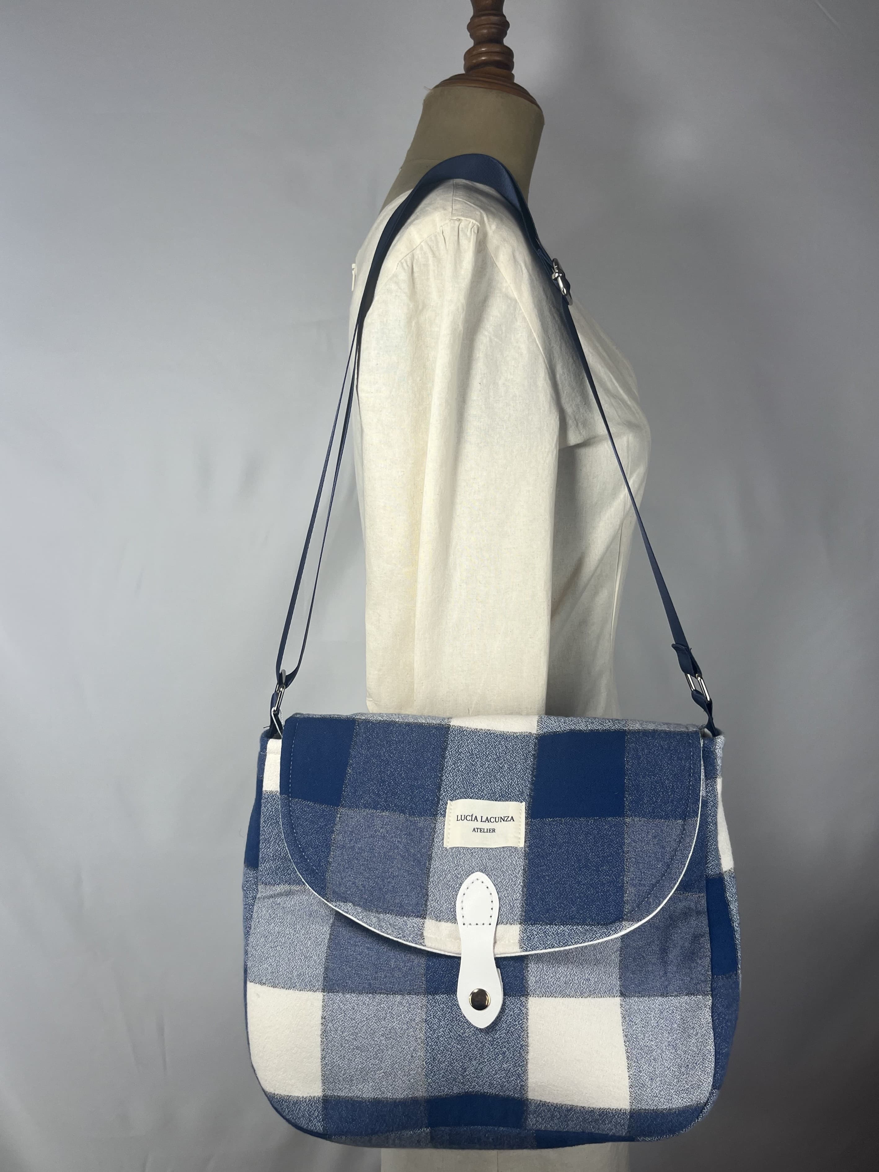 Bluebell — bolso azul y blanco artesanal de Lucía Lacunza
