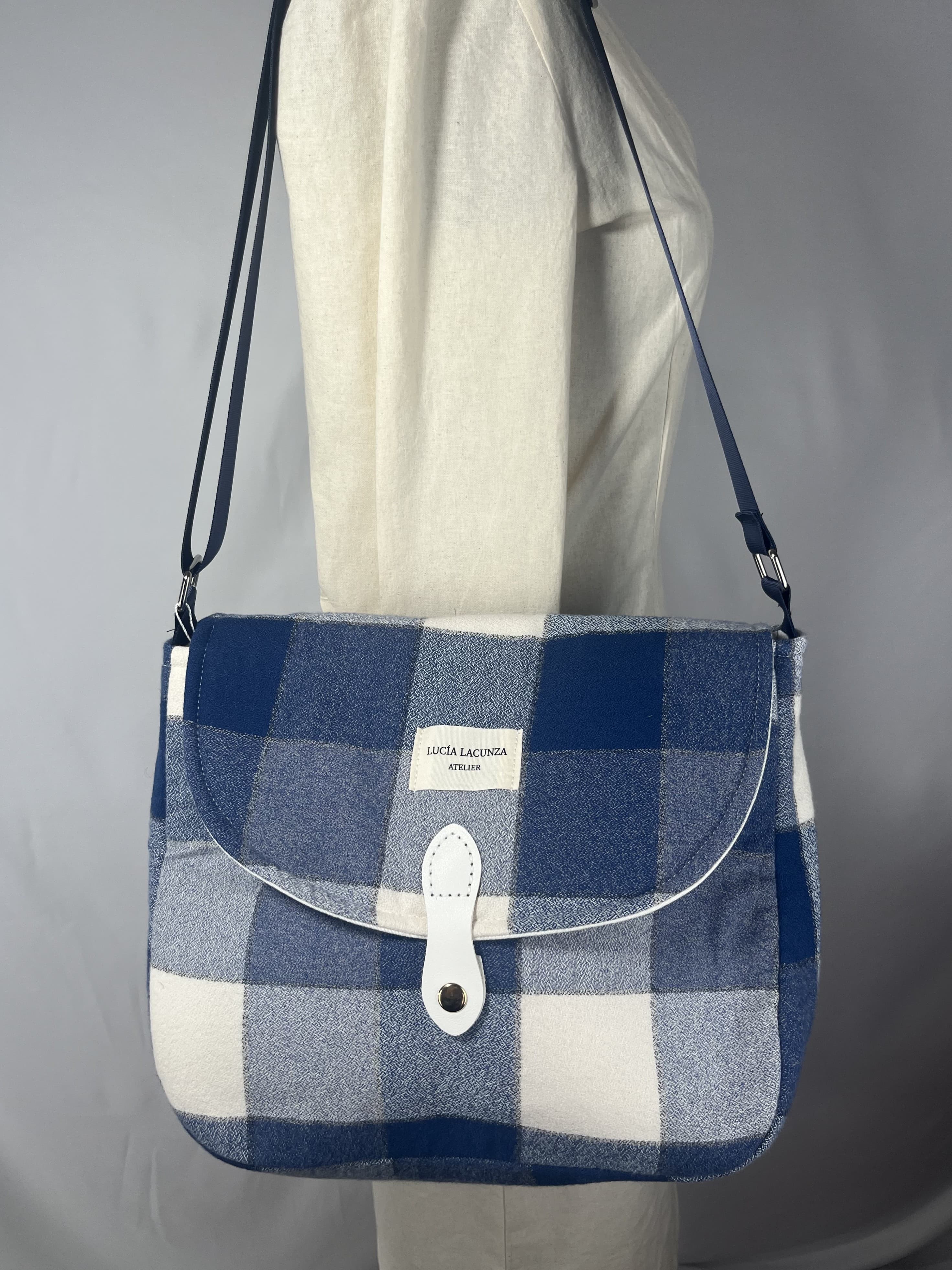 Bluebell — bolso azul y blanco artesanal de Lucía Lacunza · vista 2