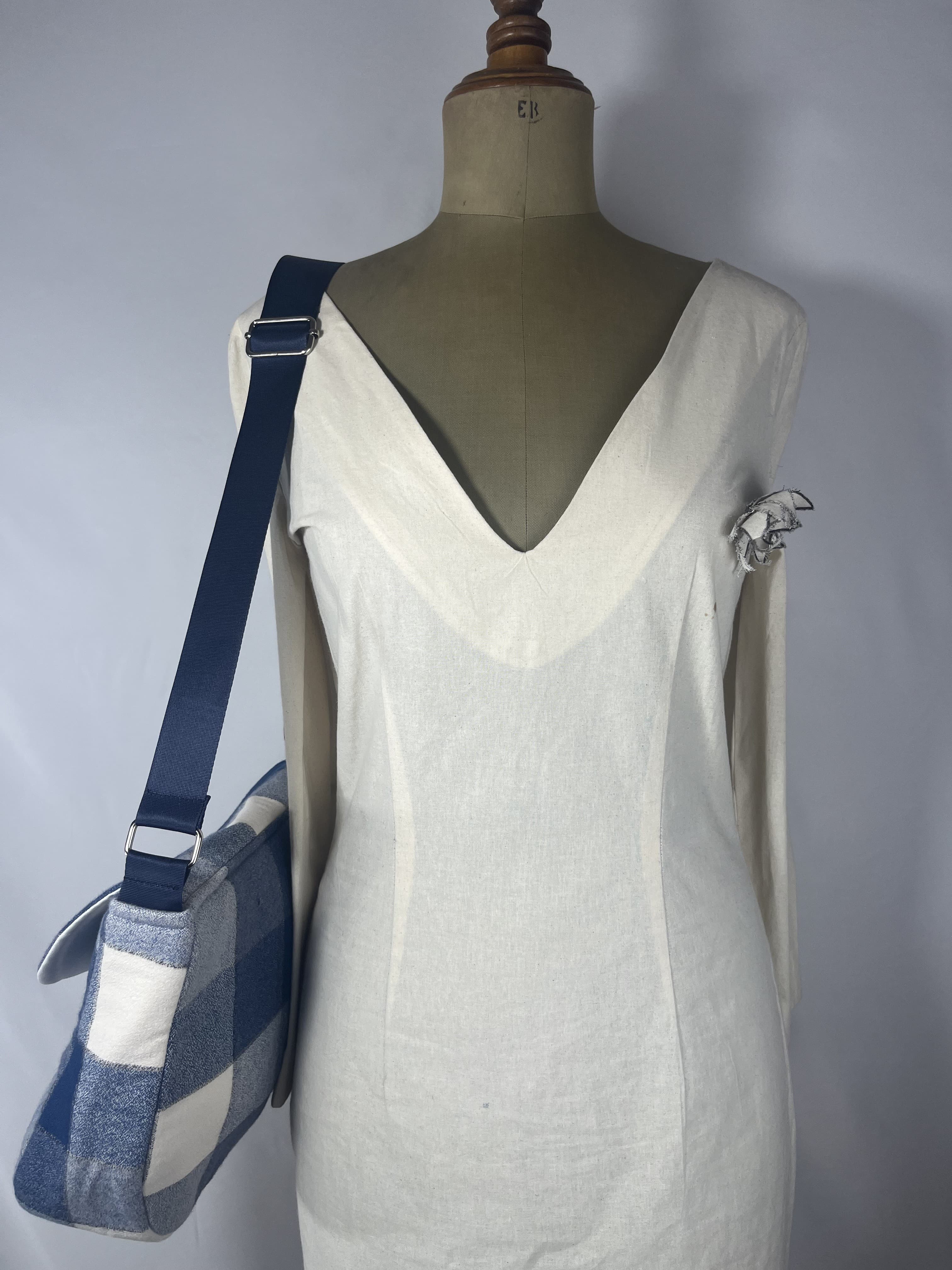 Bluebell — bolso azul y blanco artesanal de Lucía Lacunza · vista 3