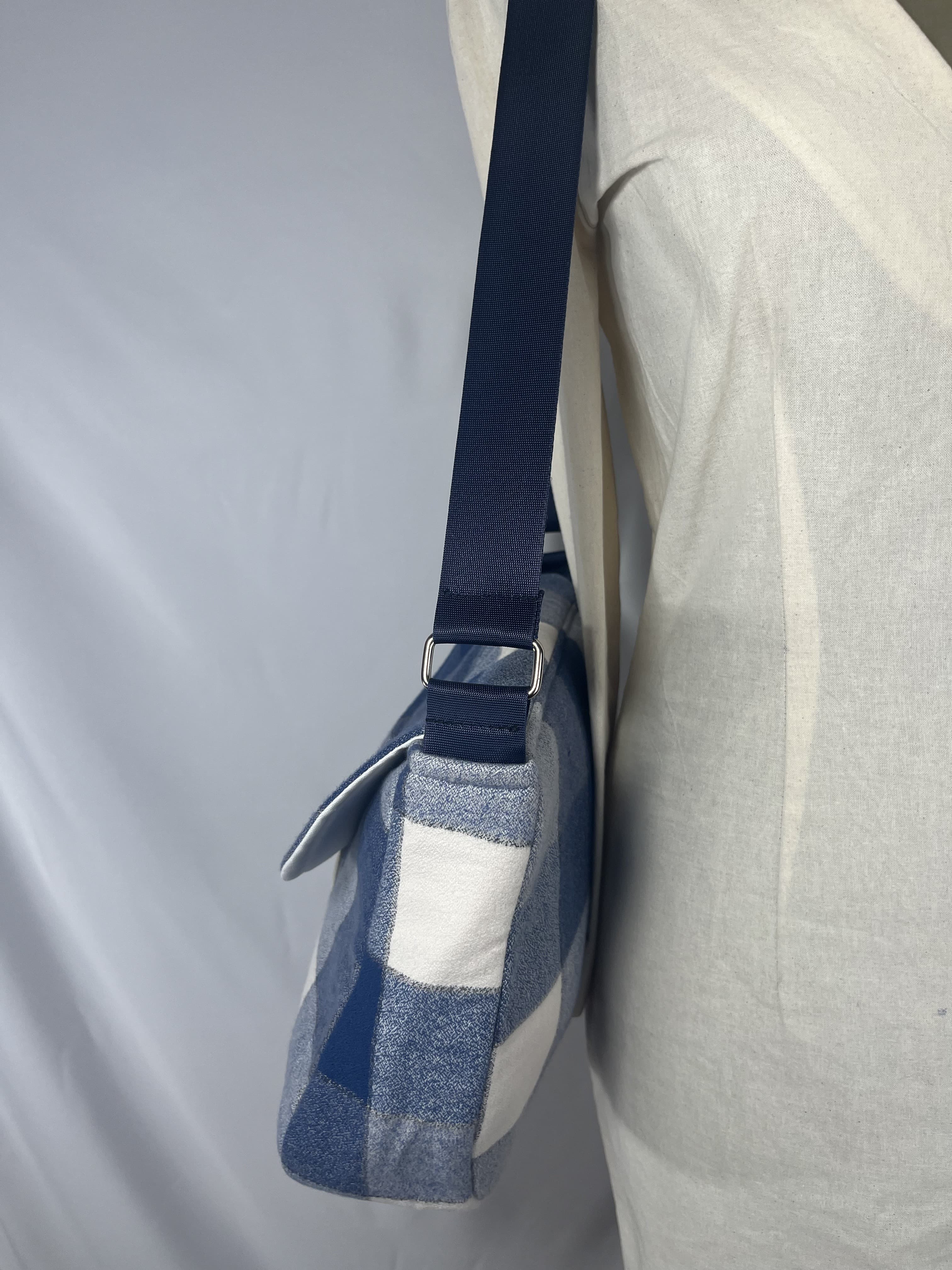 Bluebell — bolso azul y blanco artesanal de Lucía Lacunza · vista 4