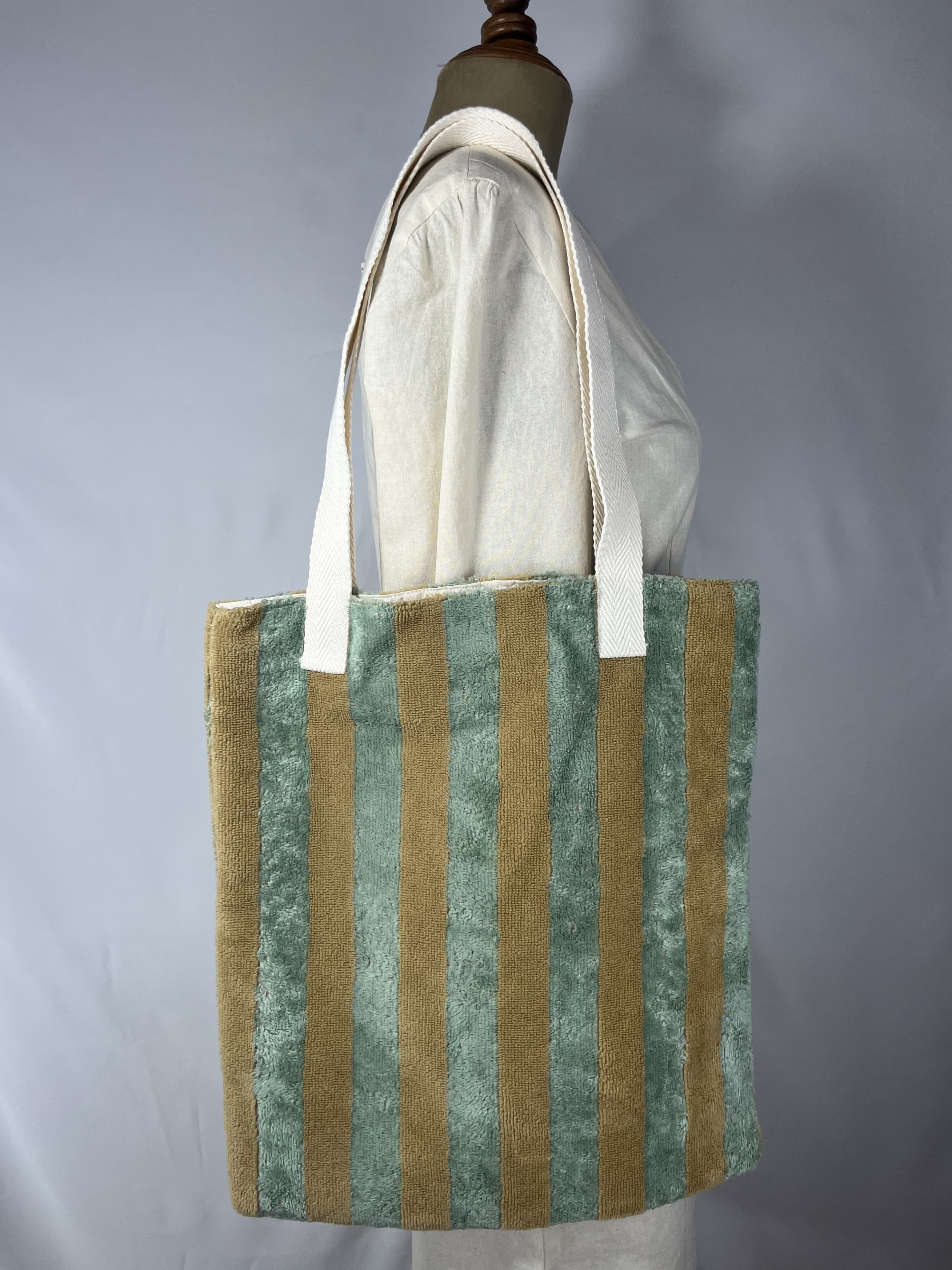 Duna — bolso verde y amarillo y crudo artesanal de Lucía Lacunza · vista 3