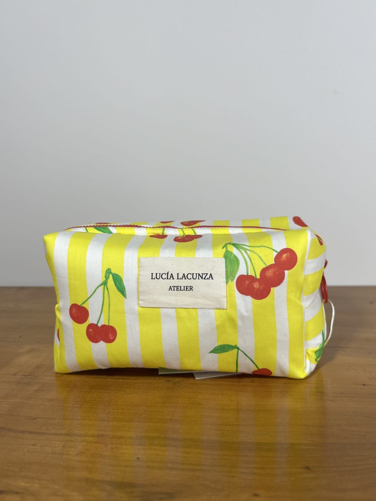 Cherry Kiss — neceser amarillo y blanco y rojo artesanal de Lucía Lacunza