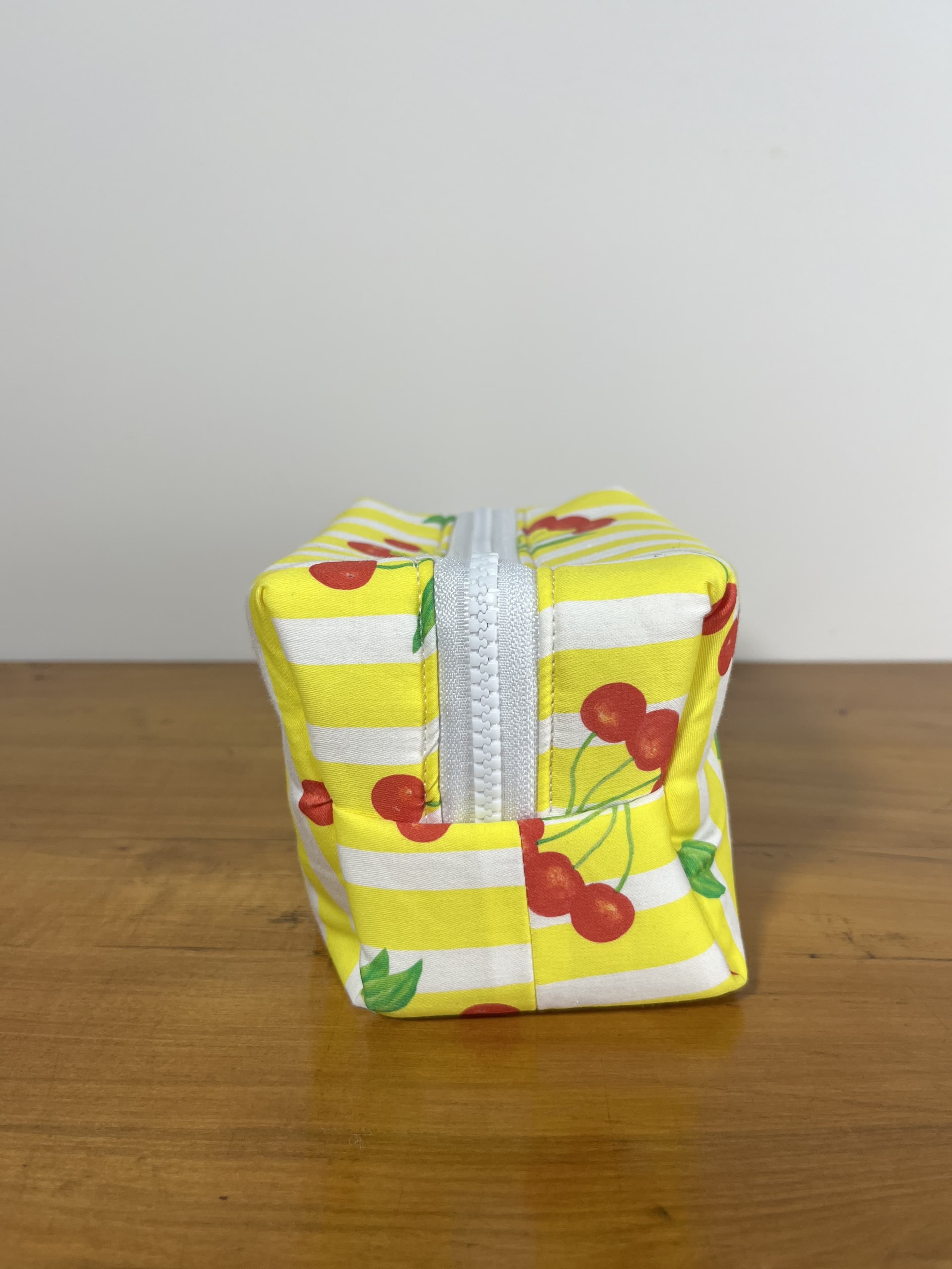 Cherry Kiss — neceser amarillo y blanco y rojo artesanal de Lucía Lacunza · vista 3