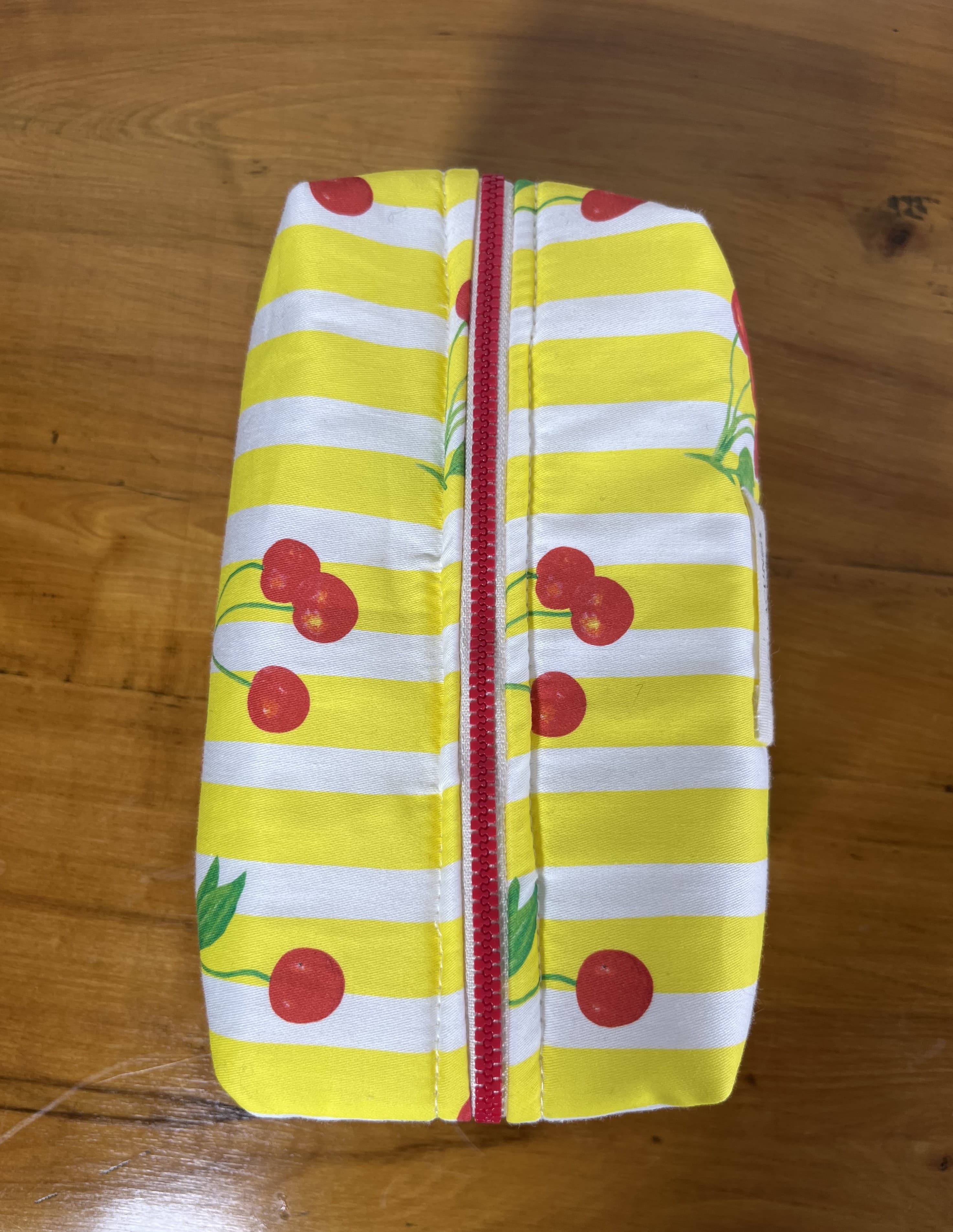 Cherry Kiss — neceser amarillo y blanco y rojo artesanal de Lucía Lacunza · vista 4