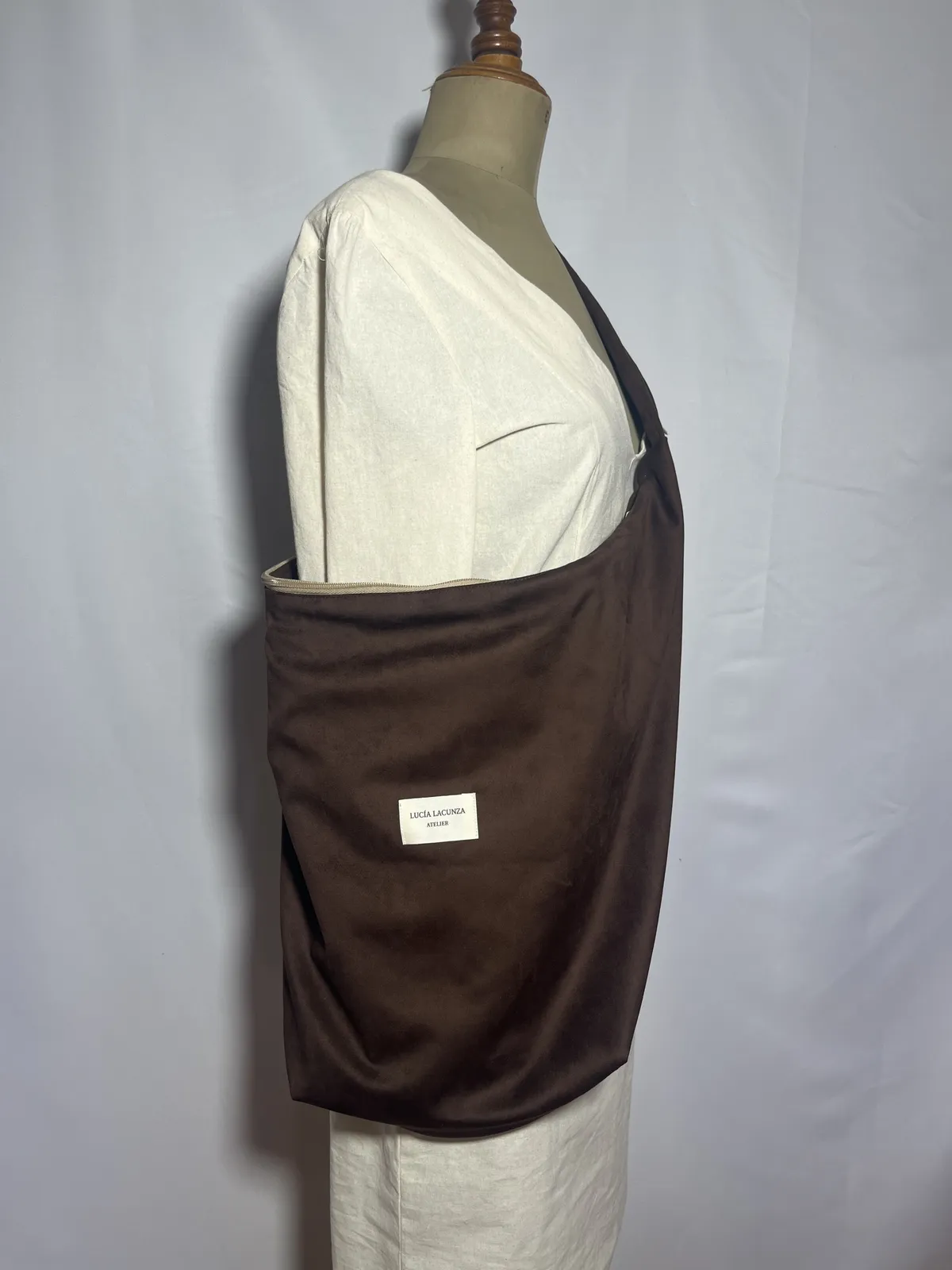 Manto — bolso marrón chocolate artesanal de Lucía Lacunza