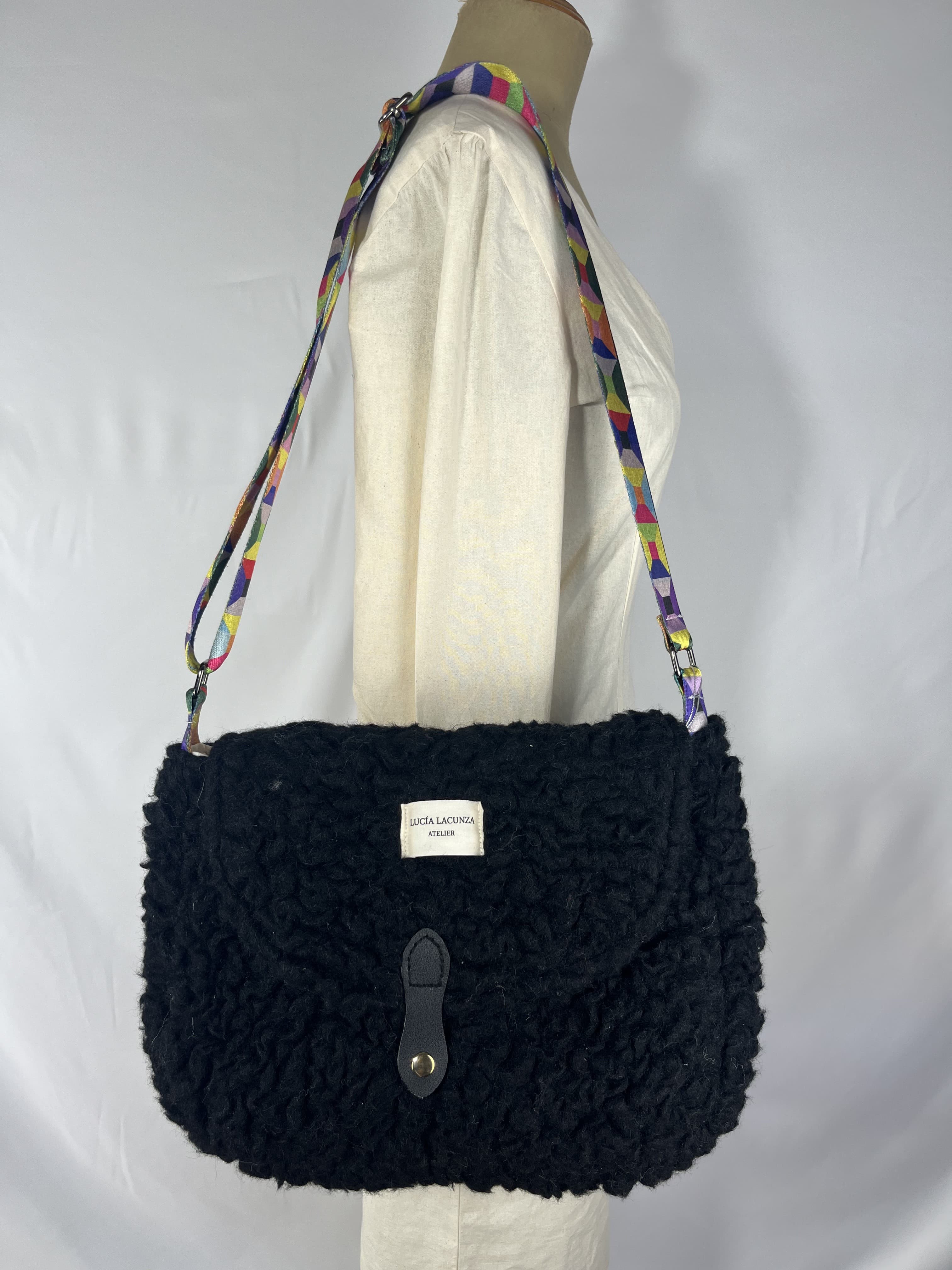 Eclipse Noir — bolso amarillo y negro y rojo y verde y gris artesanal de Lucía Lacunza