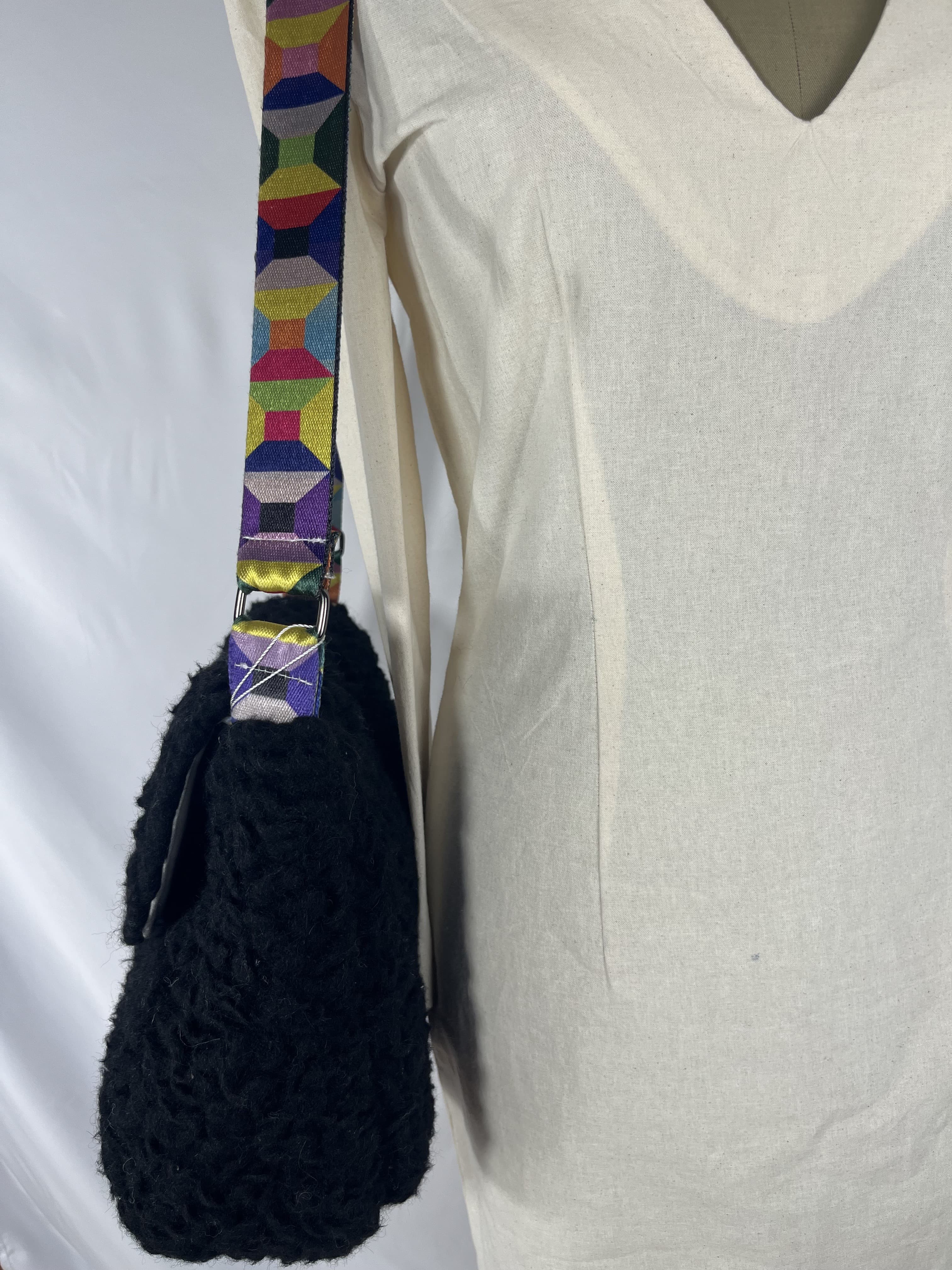 Eclipse Noir — bolso amarillo y negro y rojo y verde y gris artesanal de Lucía Lacunza · vista 2