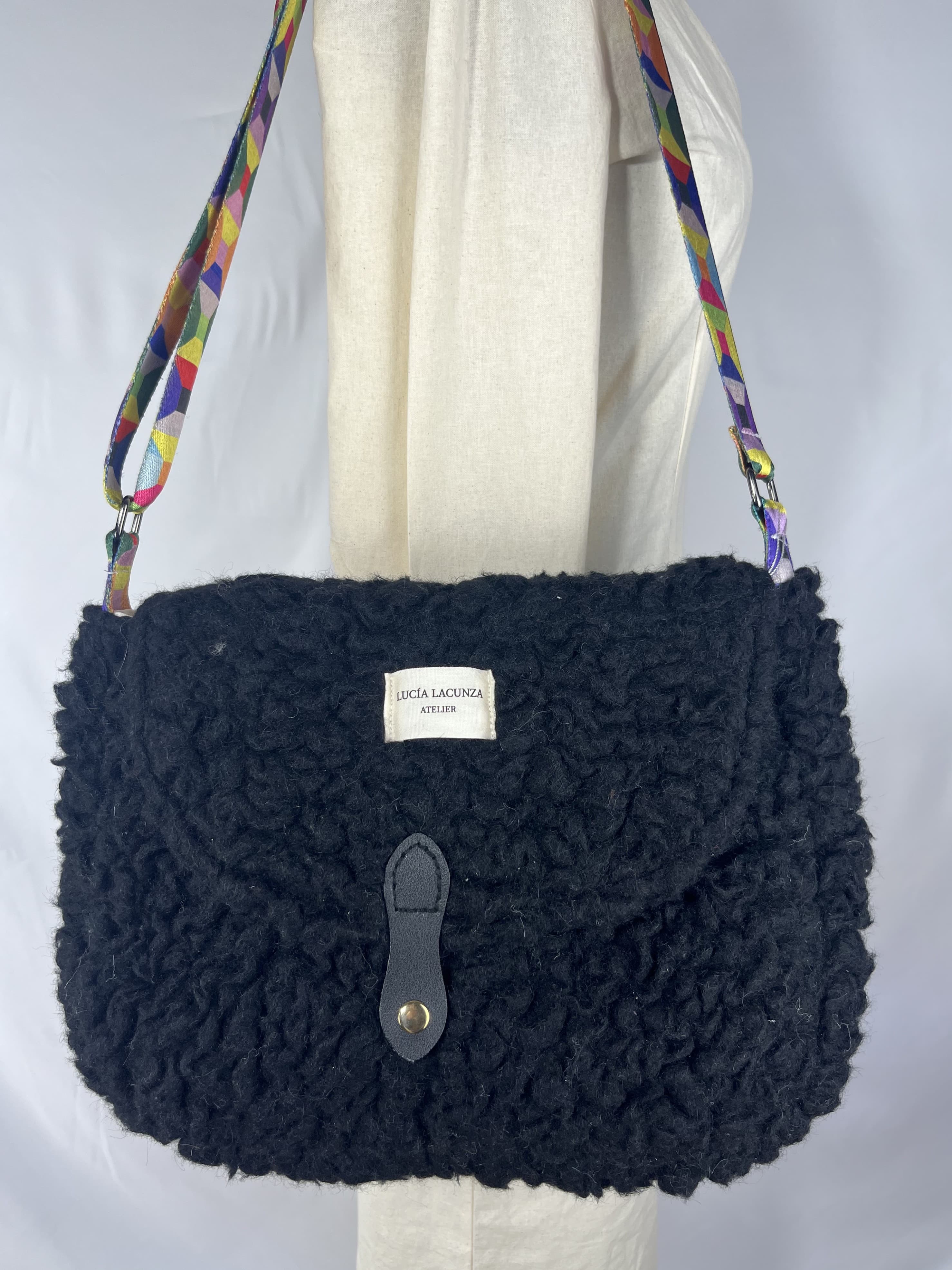 Eclipse Noir — bolso amarillo y negro y rojo y verde y gris artesanal de Lucía Lacunza · vista 3