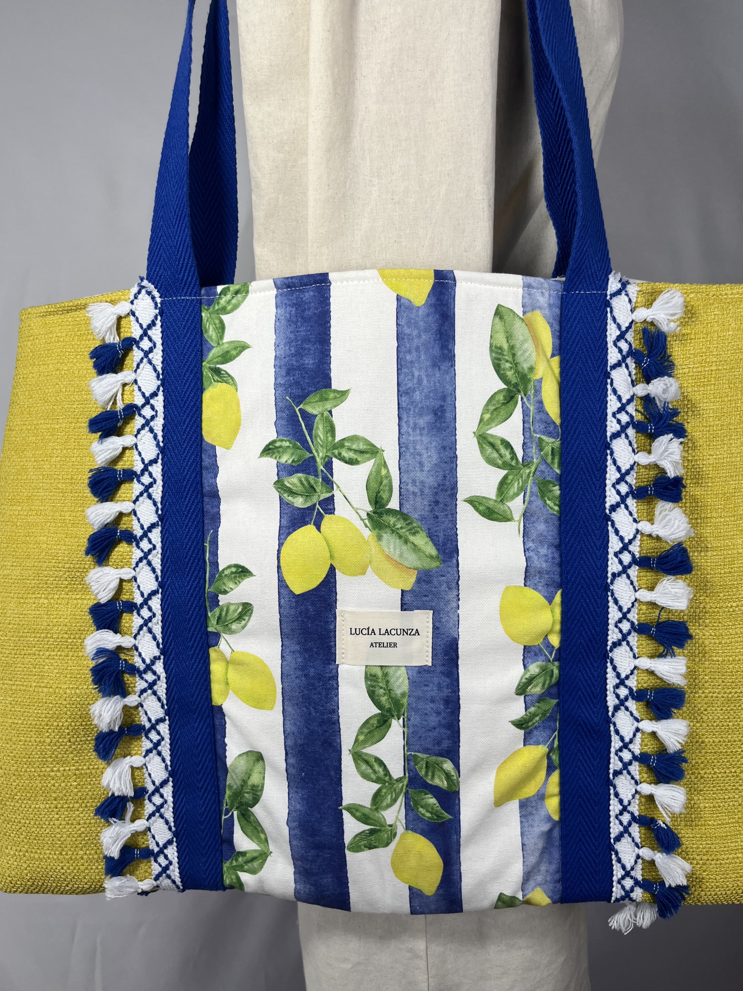 Toscana — bolso amarillo y azul y blanco artesanal de Lucía Lacunza · vista 3