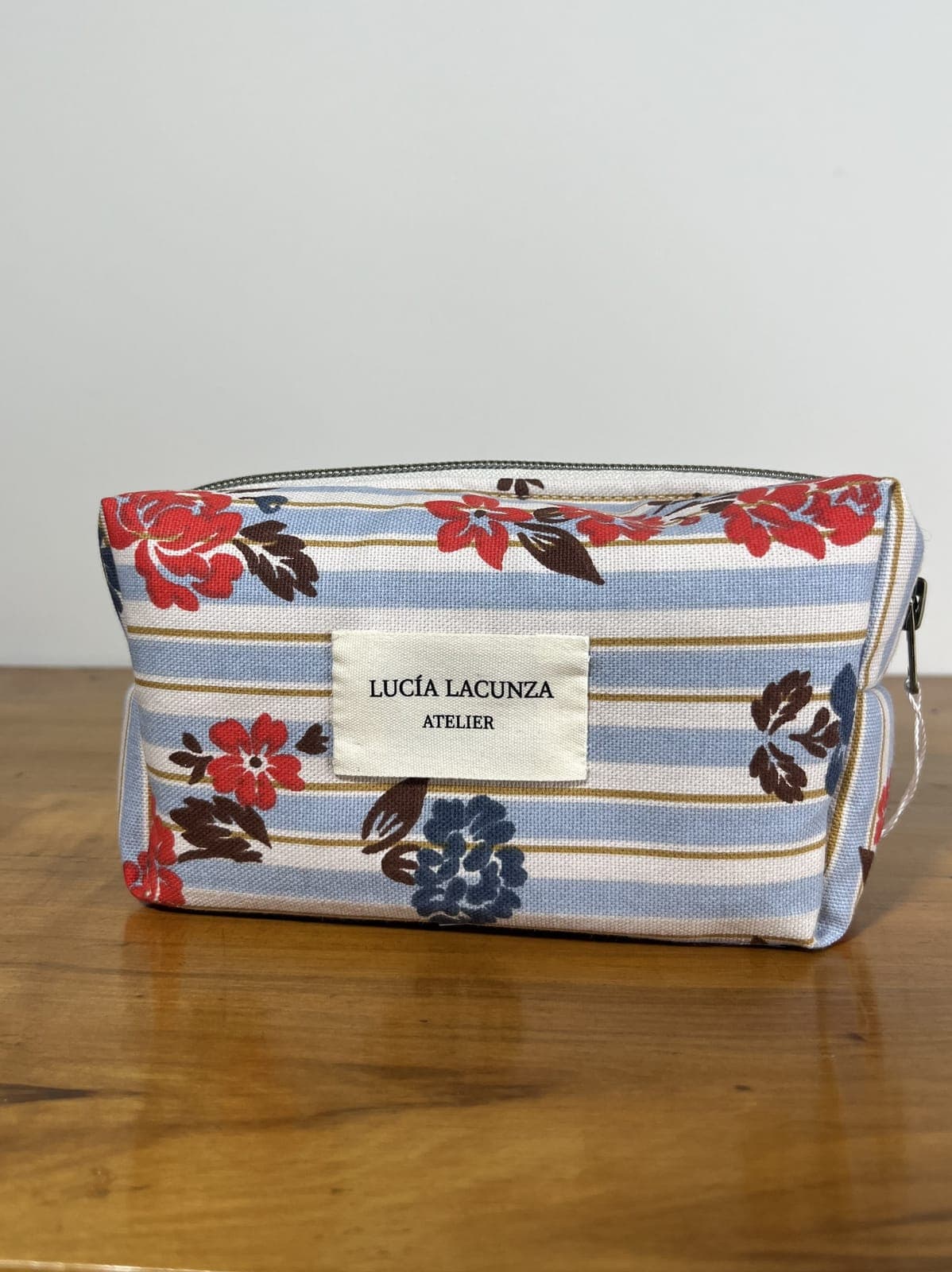 Azucena — neceser azul y rojo y blanco y marron artesanal de Lucía Lacunza