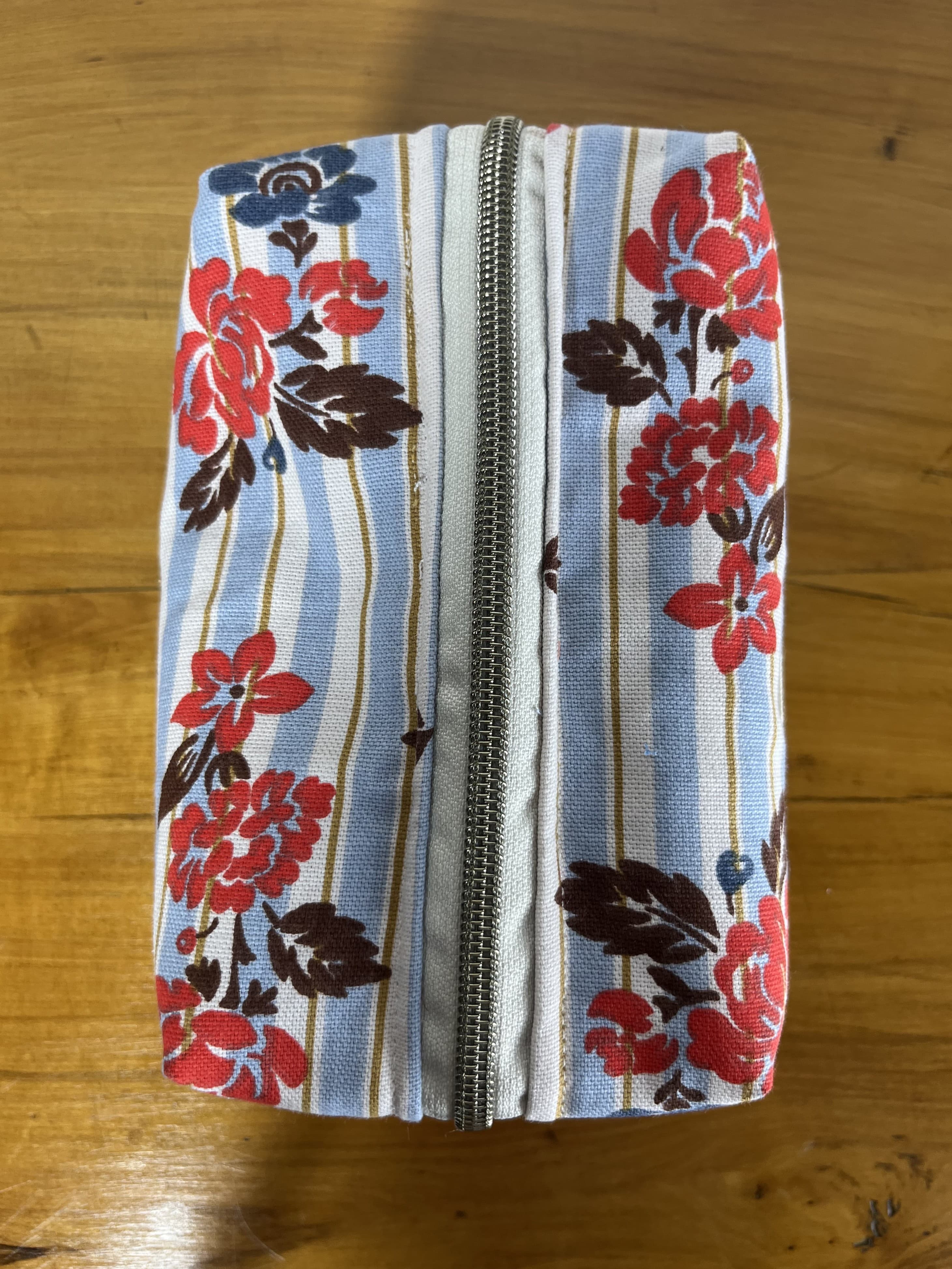Azucena — neceser azul y rojo y blanco y marron artesanal de Lucía Lacunza · vista 3
