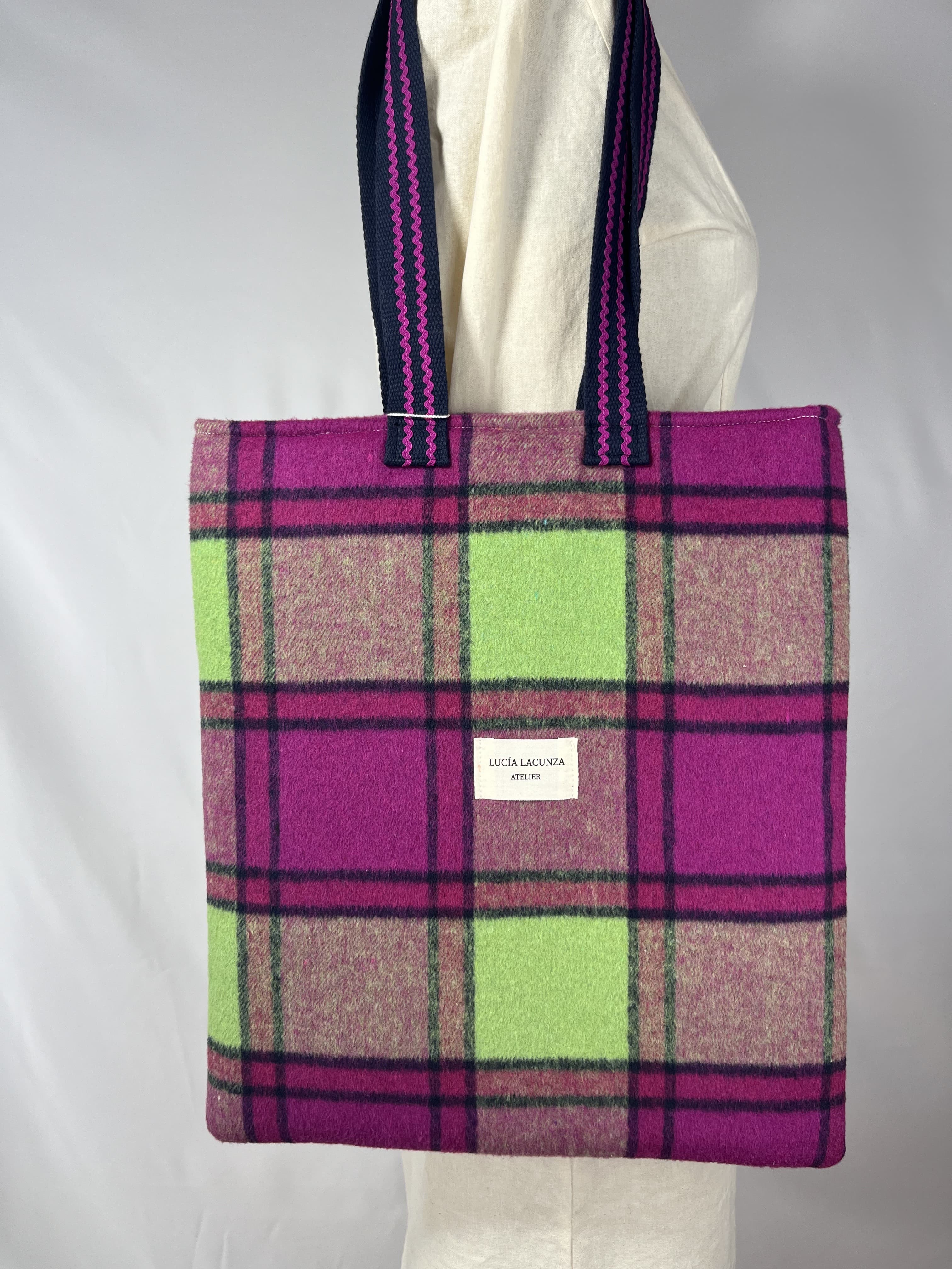 Notting Hill — bolso verde pistacho y azul marino y morado artesanal de Lucía Lacunza · vista 3