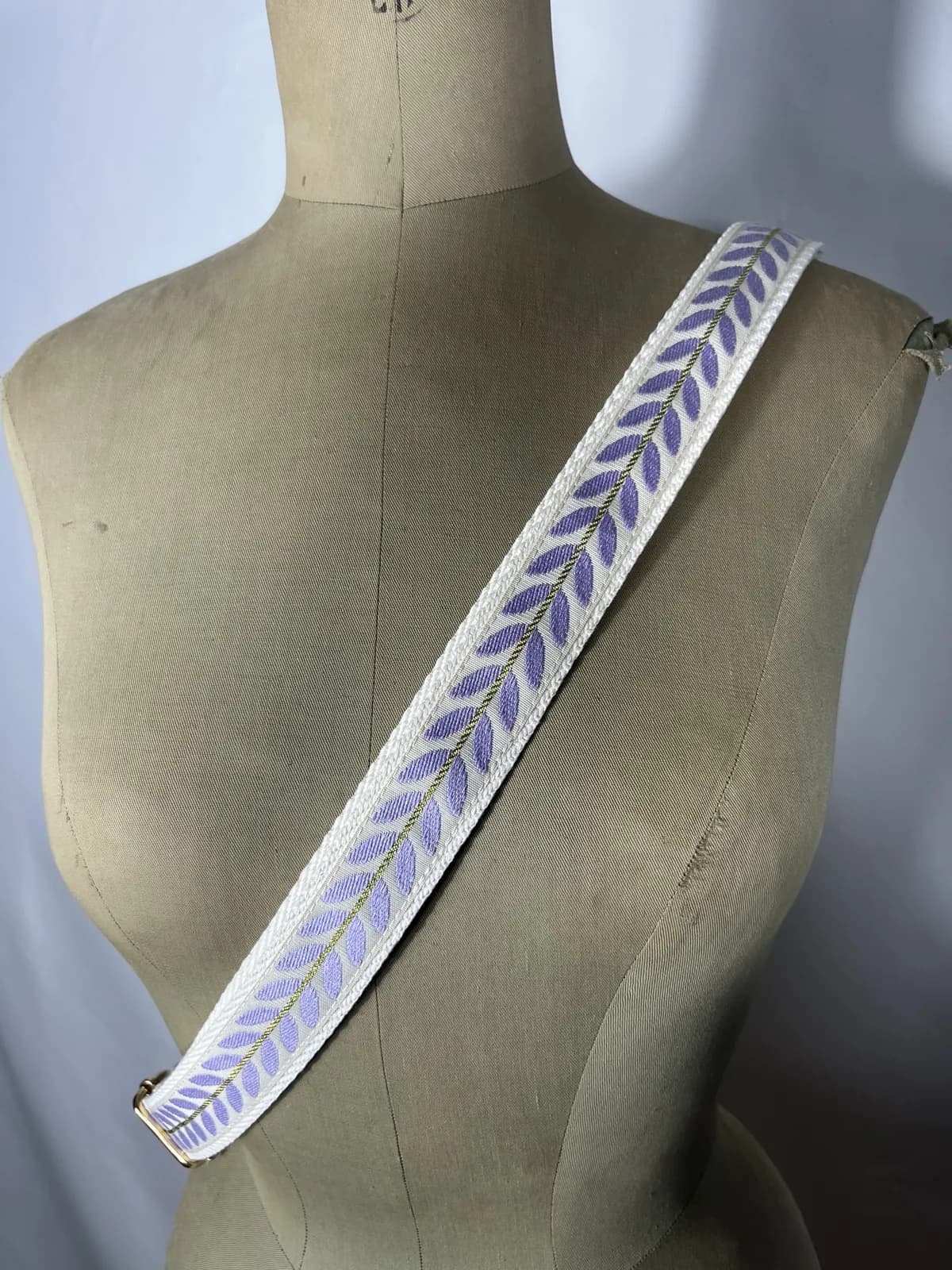 Tulipán — accesorio violeta y beige y dorado artesanal de Lucía Lacunza