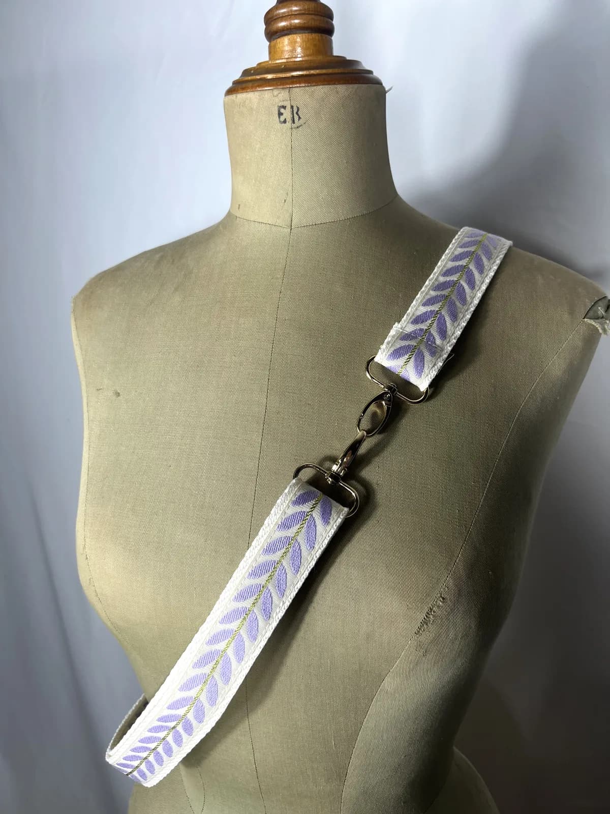 Tulipán — accesorio violeta y beige y dorado artesanal de Lucía Lacunza · vista 2