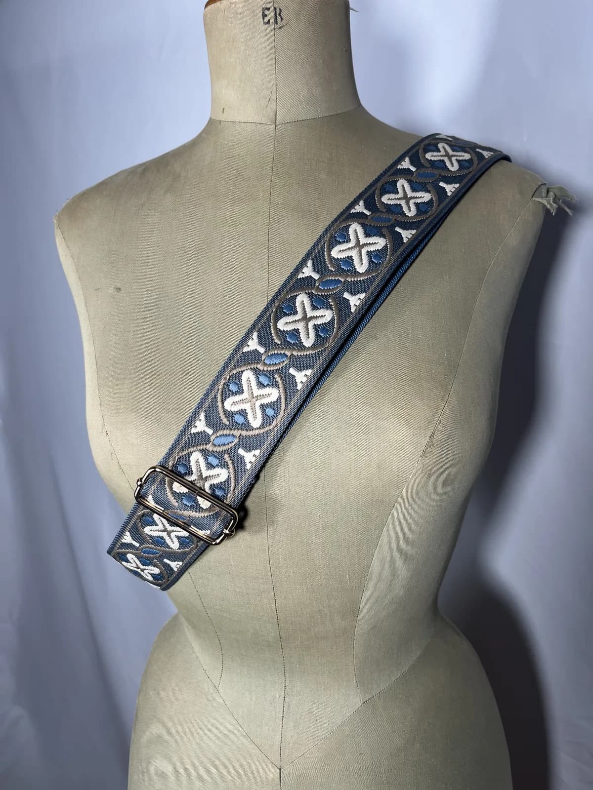 Salina — accesorio gris y azul y blanco artesanal de Lucía Lacunza