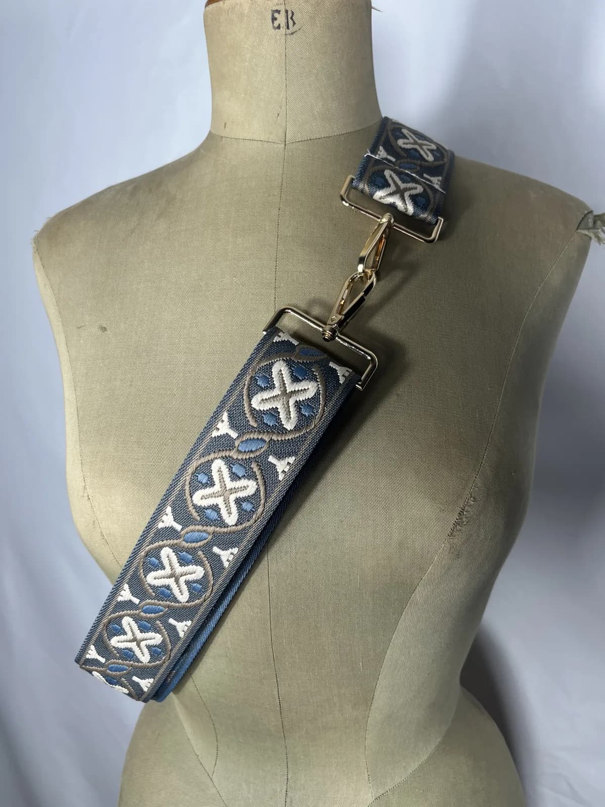 Salina — accesorio gris y azul y blanco artesanal de Lucía Lacunza · vista 2