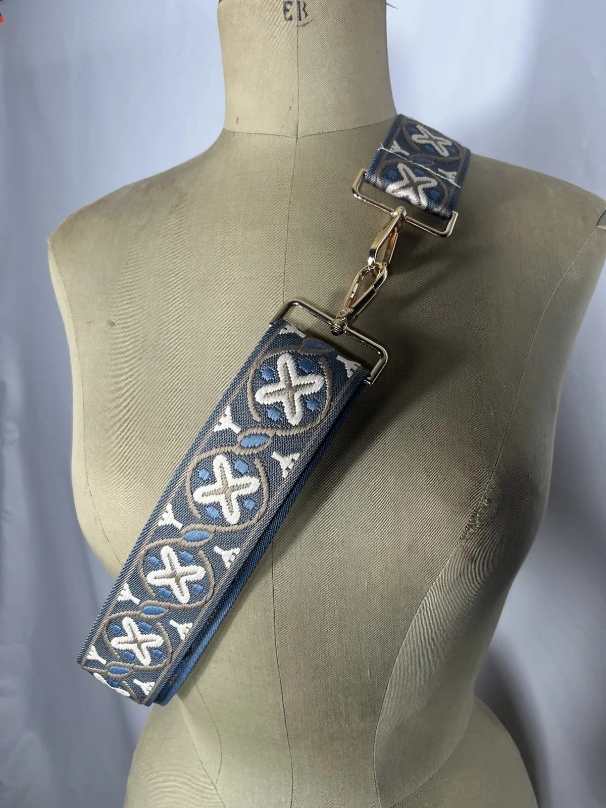 Salina — accesorio gris y azul y blanco artesanal de Lucía Lacunza · vista 3