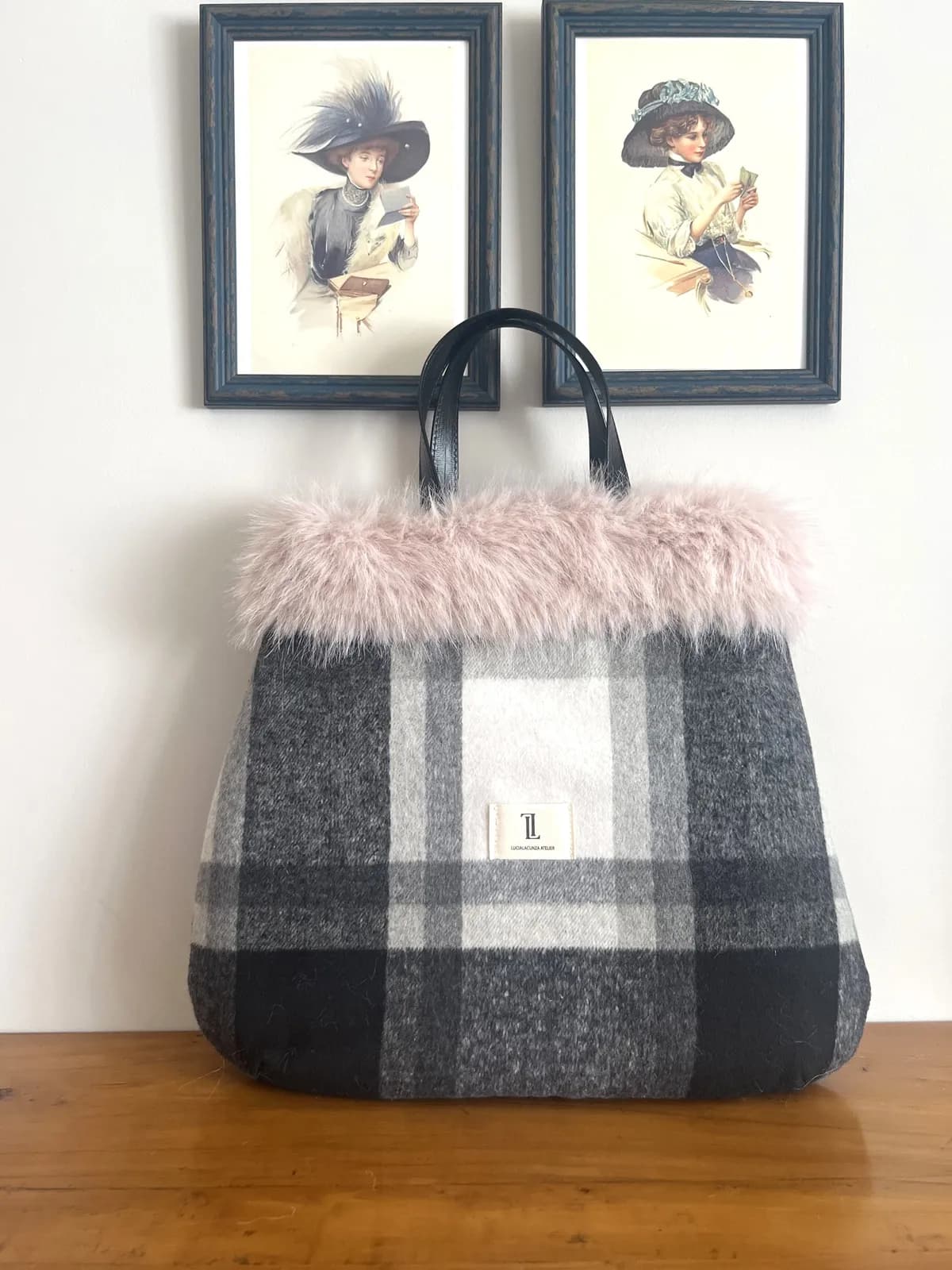 Charlotte — bolso negro y gris y blanco y rosa artesanal de Lucía Lacunza