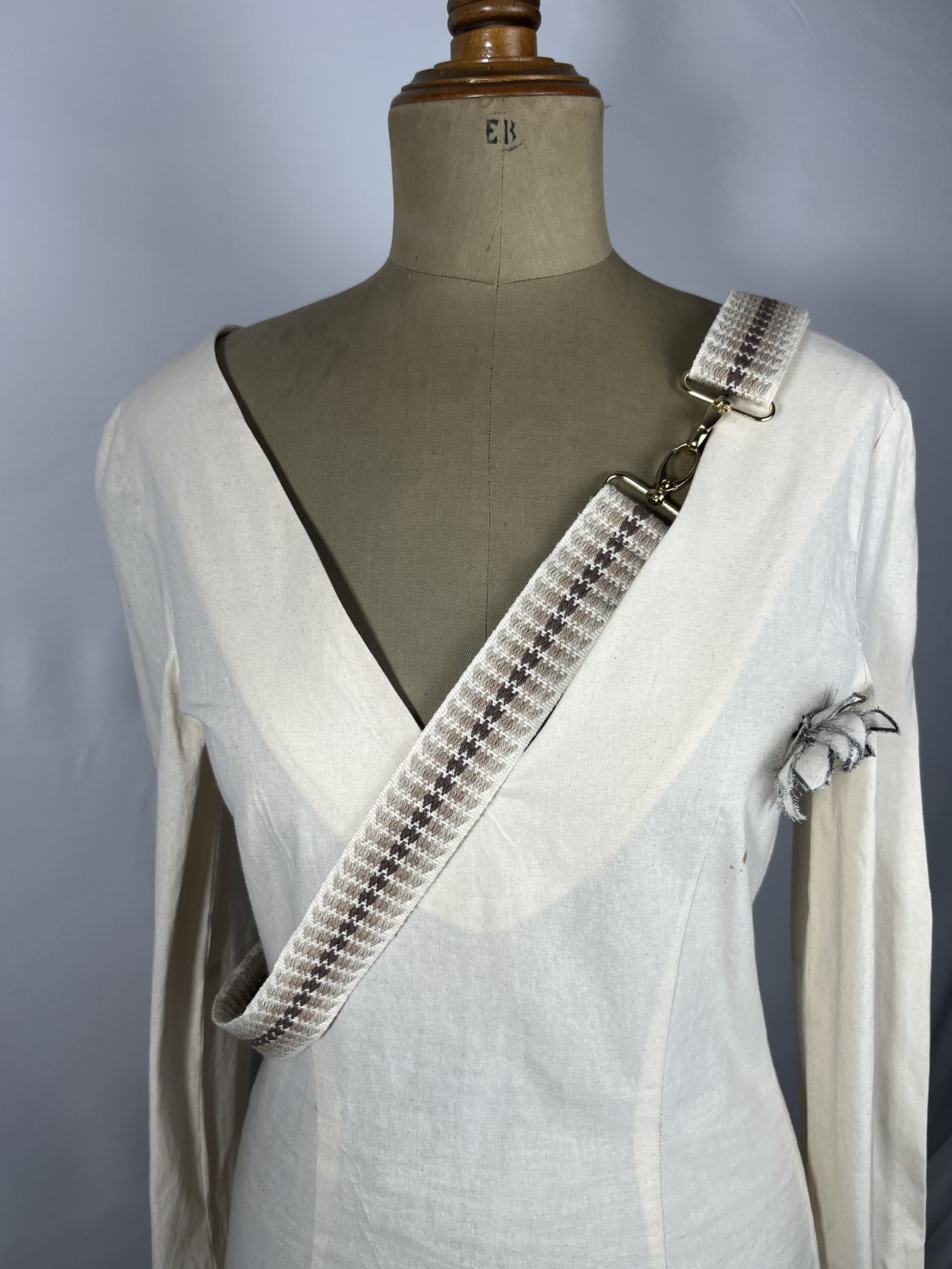 Arena — accesorio marron y beige artesanal de Lucía Lacunza