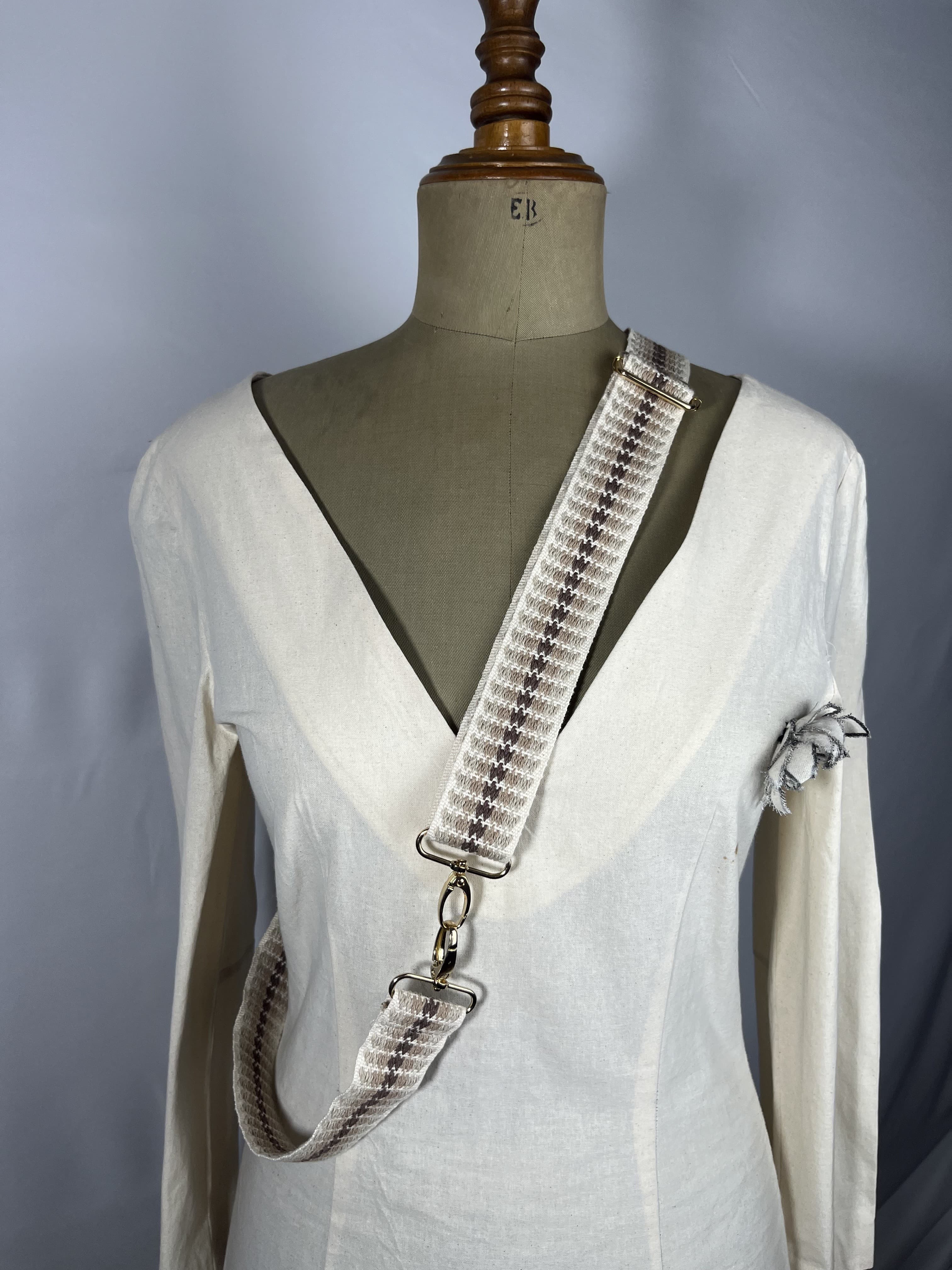 Arena — accesorio marron y beige artesanal de Lucía Lacunza · vista 2