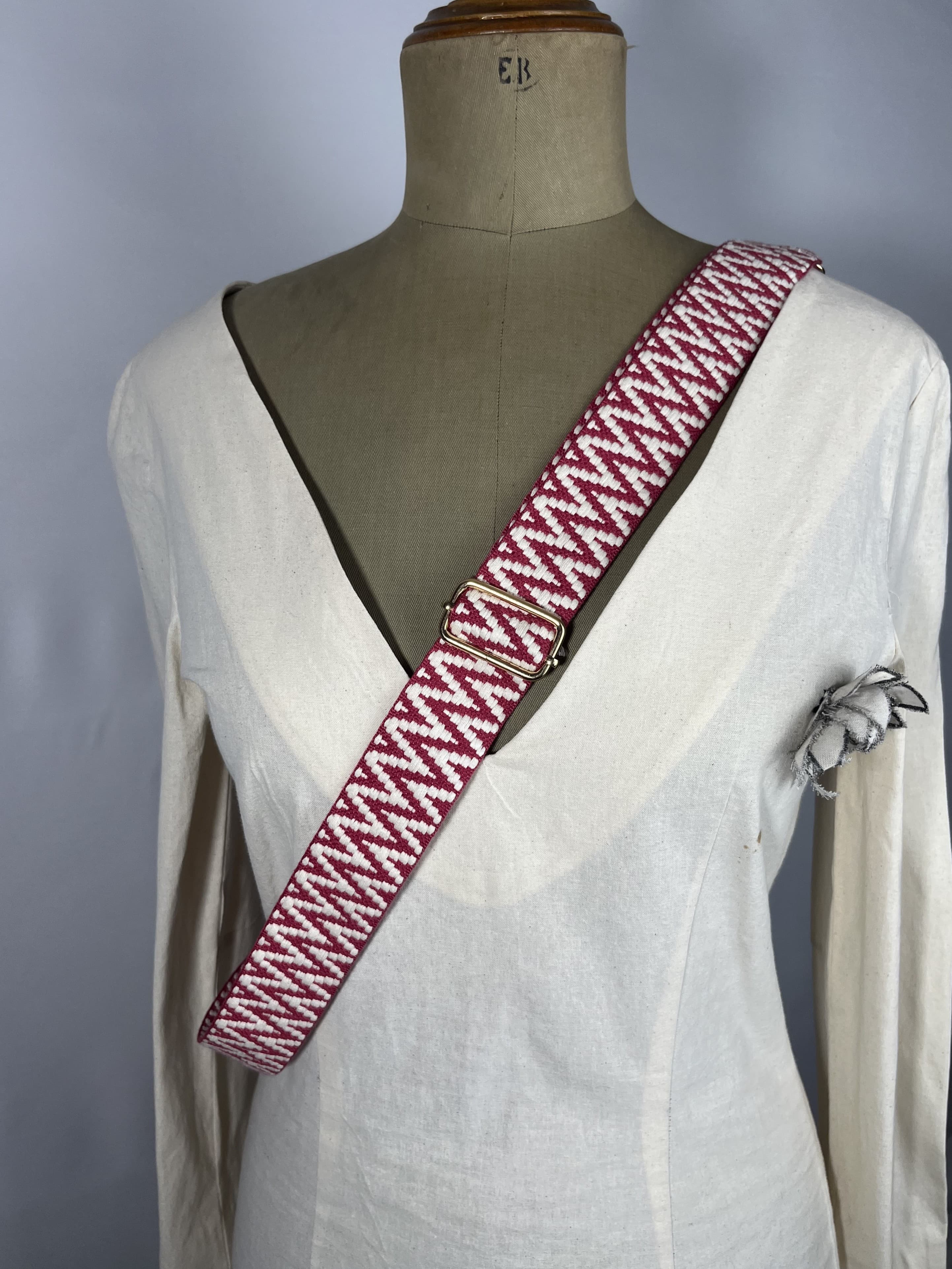 Frambuesa — accesorio rojo y blanco artesanal de Lucía Lacunza