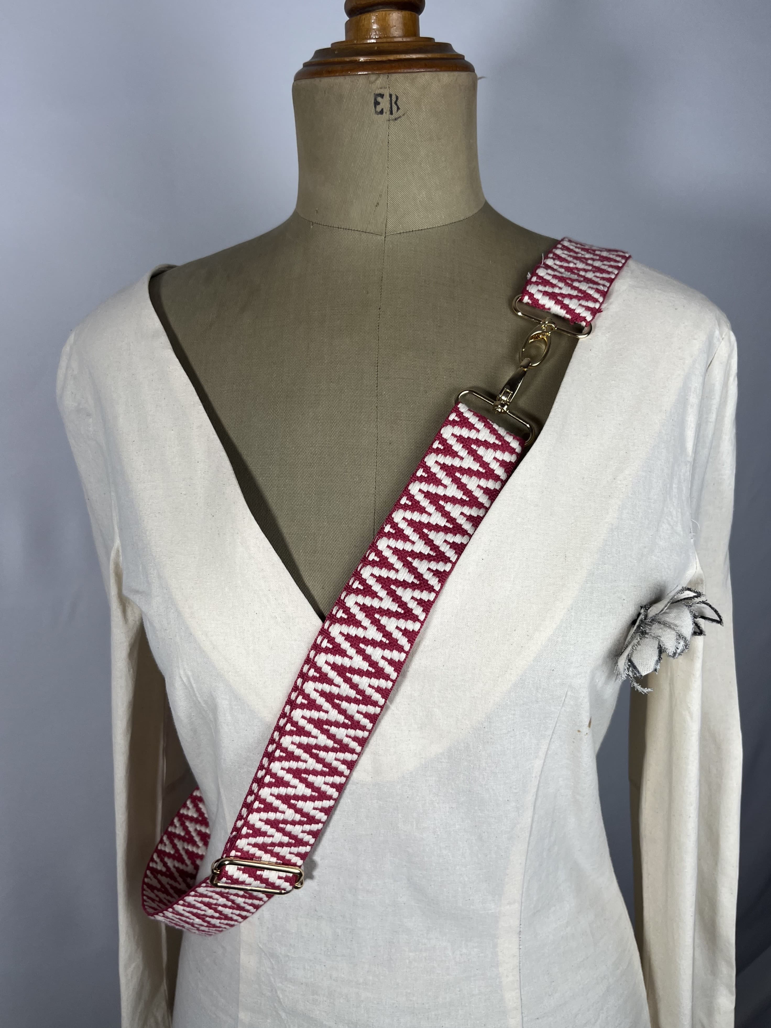 Frambuesa — accesorio rojo y blanco artesanal de Lucía Lacunza · vista 2